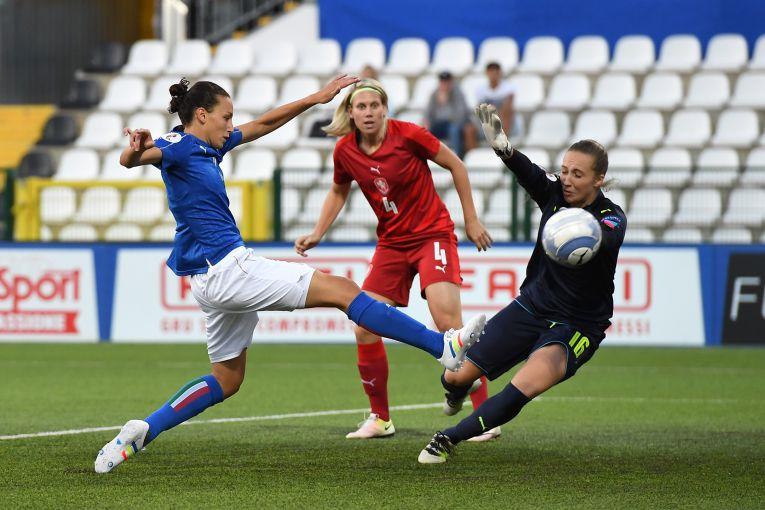 VERCELLI, ITALY - SEPTEMBER 20:  Ilaria Mauro (L) of Italy scores the opening goal during the UEFA Women\\'s Euro 2017 Qualifier Group 6 match between Italy and Czech Republic at Stadio Silvio Piola on September 20, 2016 in Vercelli, Italy.  (Photo by Valerio Pennicino/Getty Images) *** Local Caption *** Ilaria Mauro