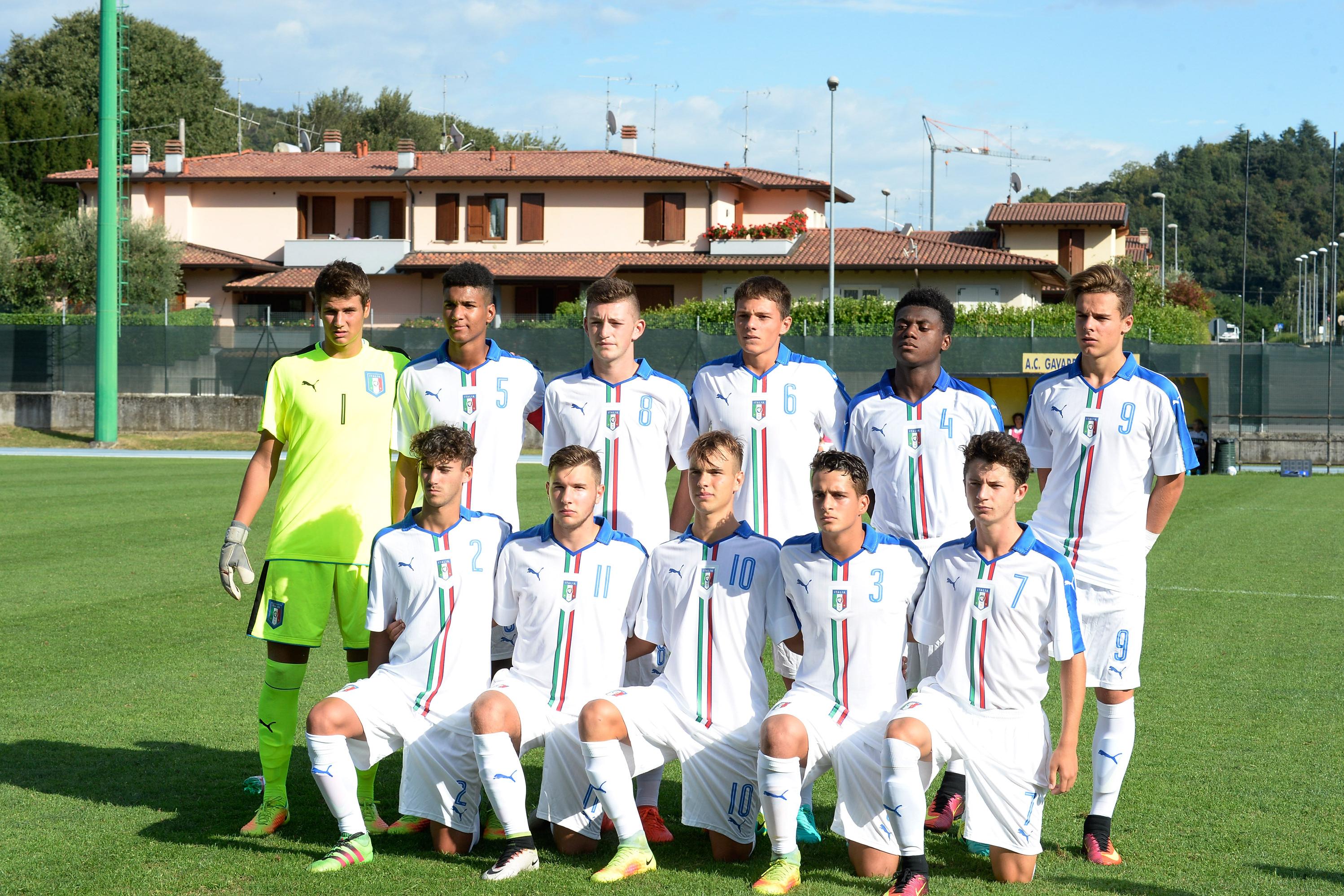 GAVARDO, ITALY - SEPTEMBER 06:  Italy U16  players poses before the international friedly match between Italy U16 and Switzerland U16 at stadio Wojtyla on September 6, 2016 in Gavardo, Italy.  (Photo by Dino Panato/Getty Images)