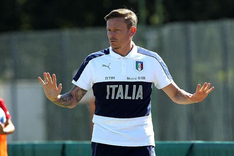 FIDENZA, ITALY - SEPTEMBER 06: Italy coach Roberto Baronio issues instructions to his players during the international friendly match between Italy U19 and Turkey U19 on September 6, 2016 in Fidenza, Italy. (Photo by Marco Luzzani/Getty Images)