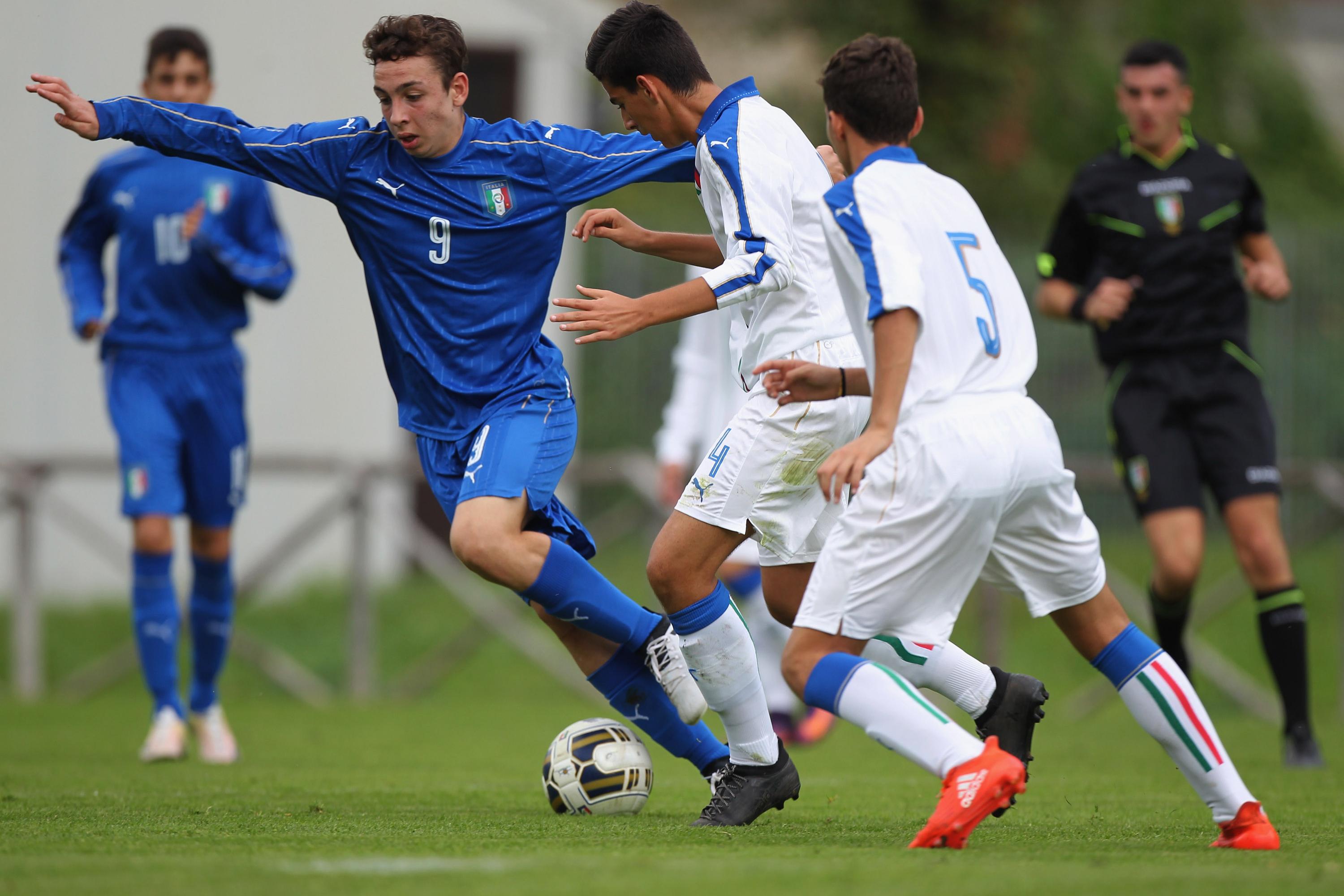 ROME, ITALY - NOVEMBER 02: Italy U15 players in action during the Italy U15 training session at Acqua Acetosa sport center on November 2, 2016 in Rome, Italy. (Photo by Paolo Bruno/Getty Images)