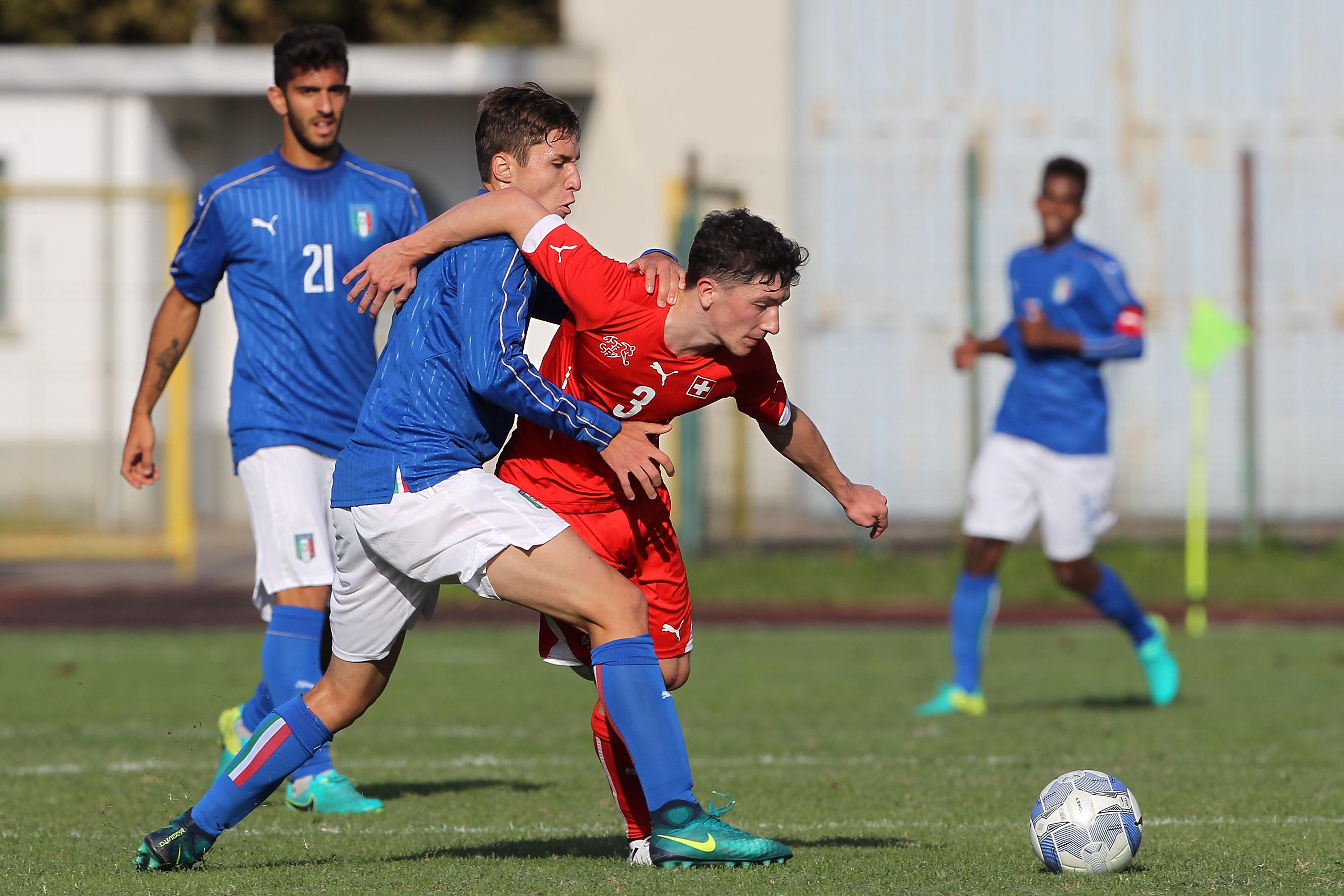 SEREGNO, ITALY - OCTOBER 11: Linus Obexer (R) of Switzerland is challenged by Federico Chiesa (L) of Italy during the Four Nations tournament match between Italy U20 and Switzerland U20 on October 11, 2016 in Seregno, Italy. (Photo by Marco Luzzani/Getty Images)