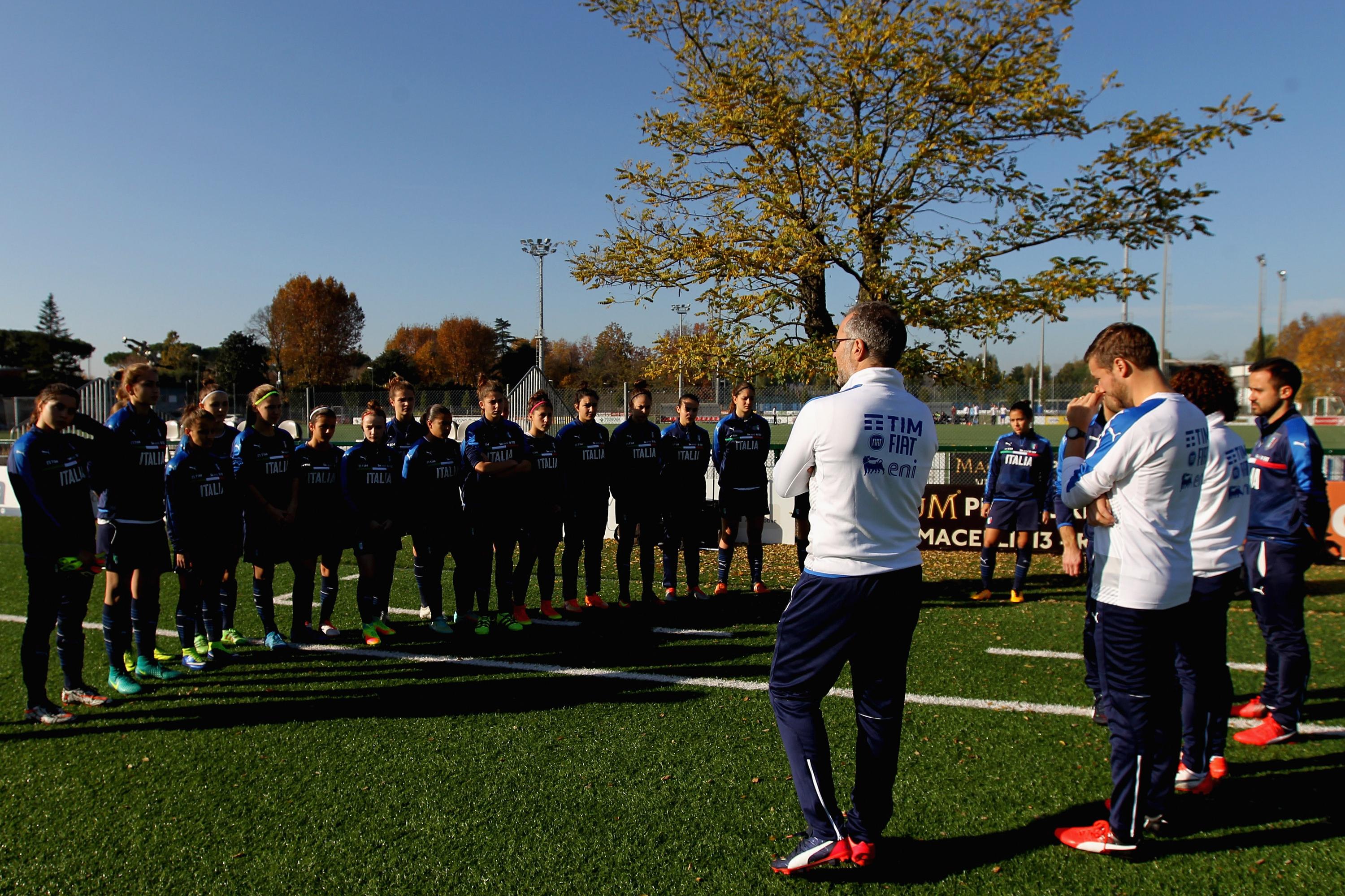ROME, ITALY - NOVEMBER 21: Italy U16 women head coach Massimo Miglorini speaks with his players during the training session at Acqua Acetosa sport center on November 21, 2016 in Rome, Italy. (Photo by Paolo Bruno/Getty Images)