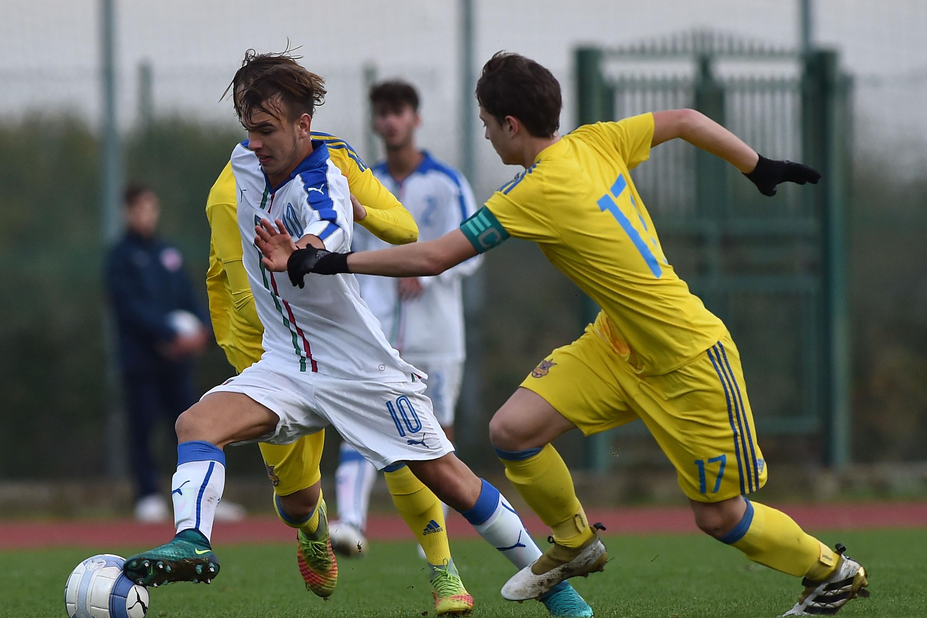 MONTEPULCIANO, ITALY - NOVEMBER 22: Alessio Riccardi of Italy U16 and Kostiantyn Gurov of Ukraine U16 in action during the international friedly match between Italy U16 and Ukraine U16 on November 22, 2016 in Montepulciano, Italy.  (Photo by Giuseppe Bellini/Getty Images)