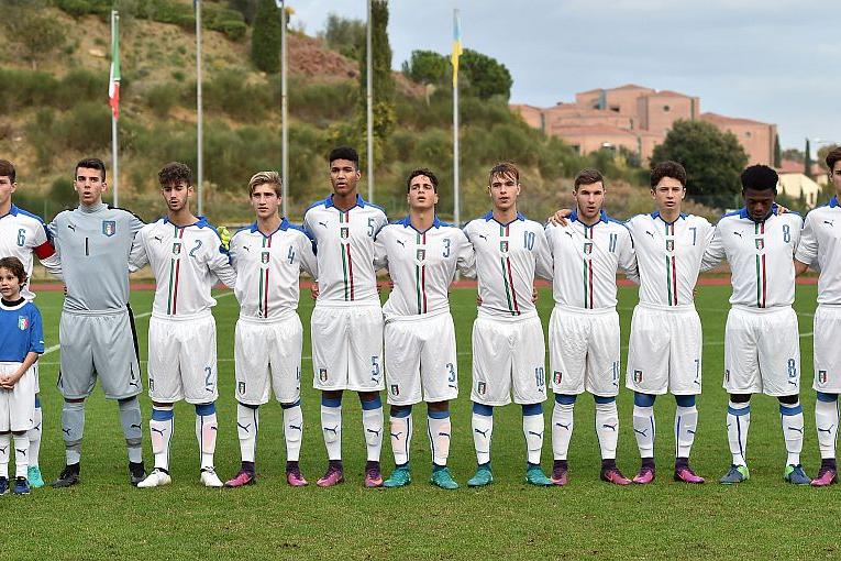 MONTEPULCIANO, ITALY - NOVEMBER 22:  Team of Italy U16 prior the international friedly match between Italy U16 and Ukraine U16 on November 22, 2016 in Montepulciano, Italy.  (Photo by Giuseppe Bellini/Getty Images)