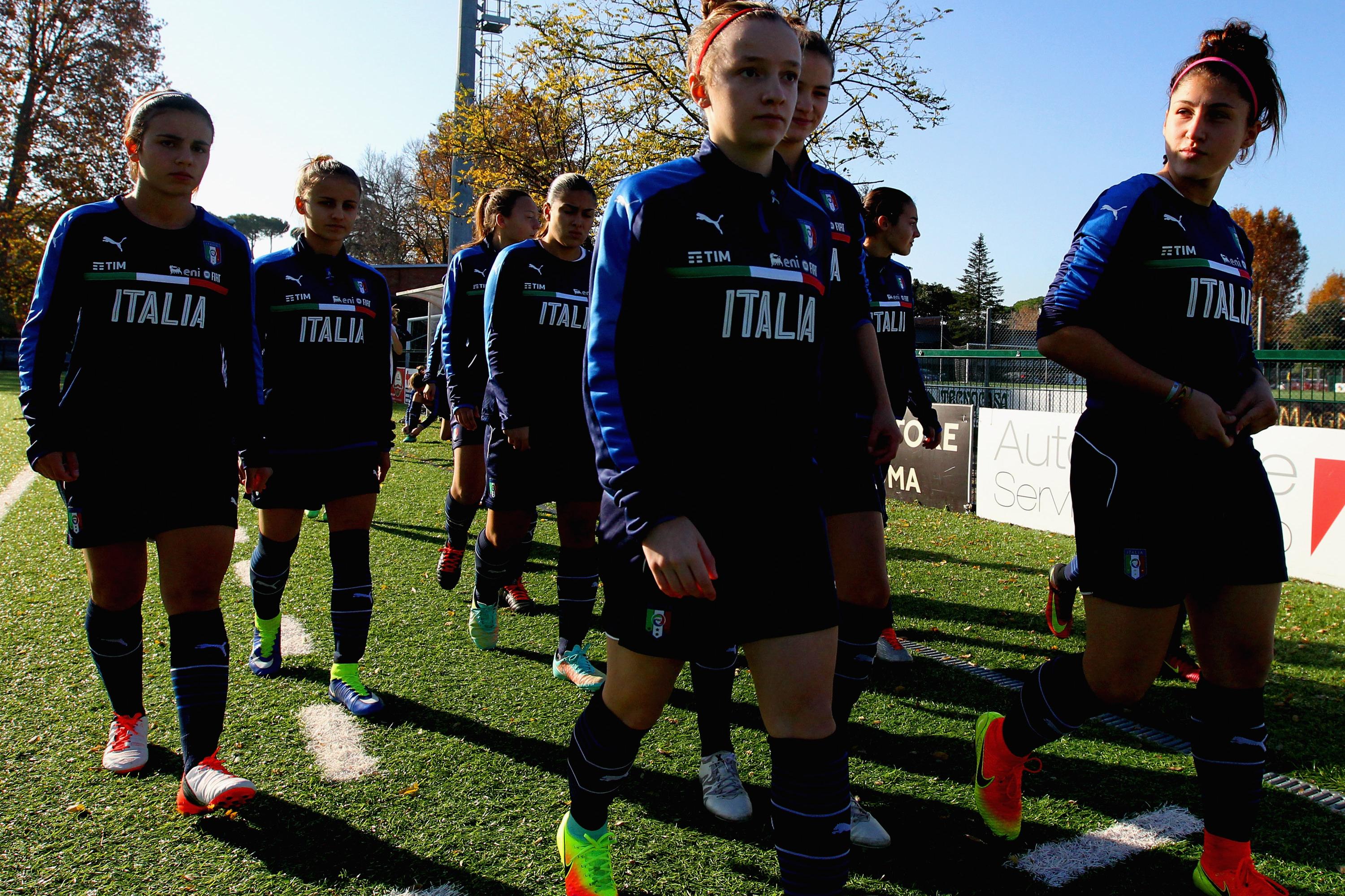 ROME, ITALY - NOVEMBER 21:  Italy U16 women players in action during the training session at Acqua Acetosa sport center on November 21, 2016 in Rome, Italy.  (Photo by Paolo Bruno/Getty Images)