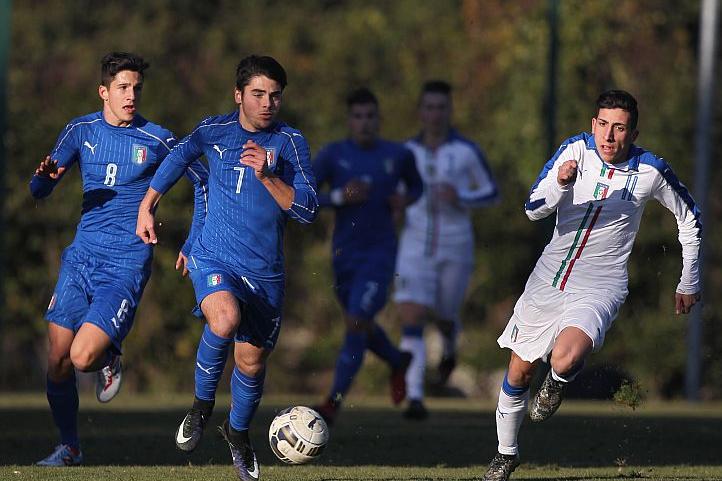 ROME, ITALY - JANUARY 09:  Riccardo Sottil (L) competes for the ball with Agostino Rizzo during the Italy U18 training session at Acqua Acetosa sport center on January 9, 2017 in Rome, Italy.  (Photo by Paolo Bruno/Getty Images) *** Local Caption *** Riccardo Sottil; Agostino Rizzo
