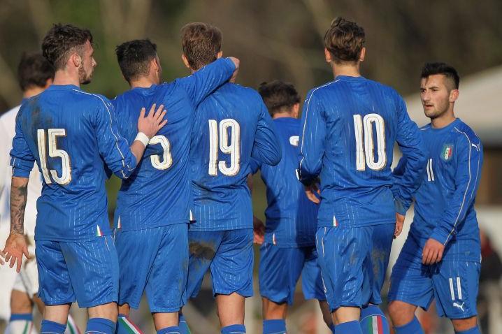 ROME, ITALY - JANUARY 10: Gabriele Gori #19 with his teammates celebarte during the Italy U18 training session at Acqua Acetosa sport center on January 10, 2017 in Rome, Italy. (Photo by Paolo Bruno/Getty Images)