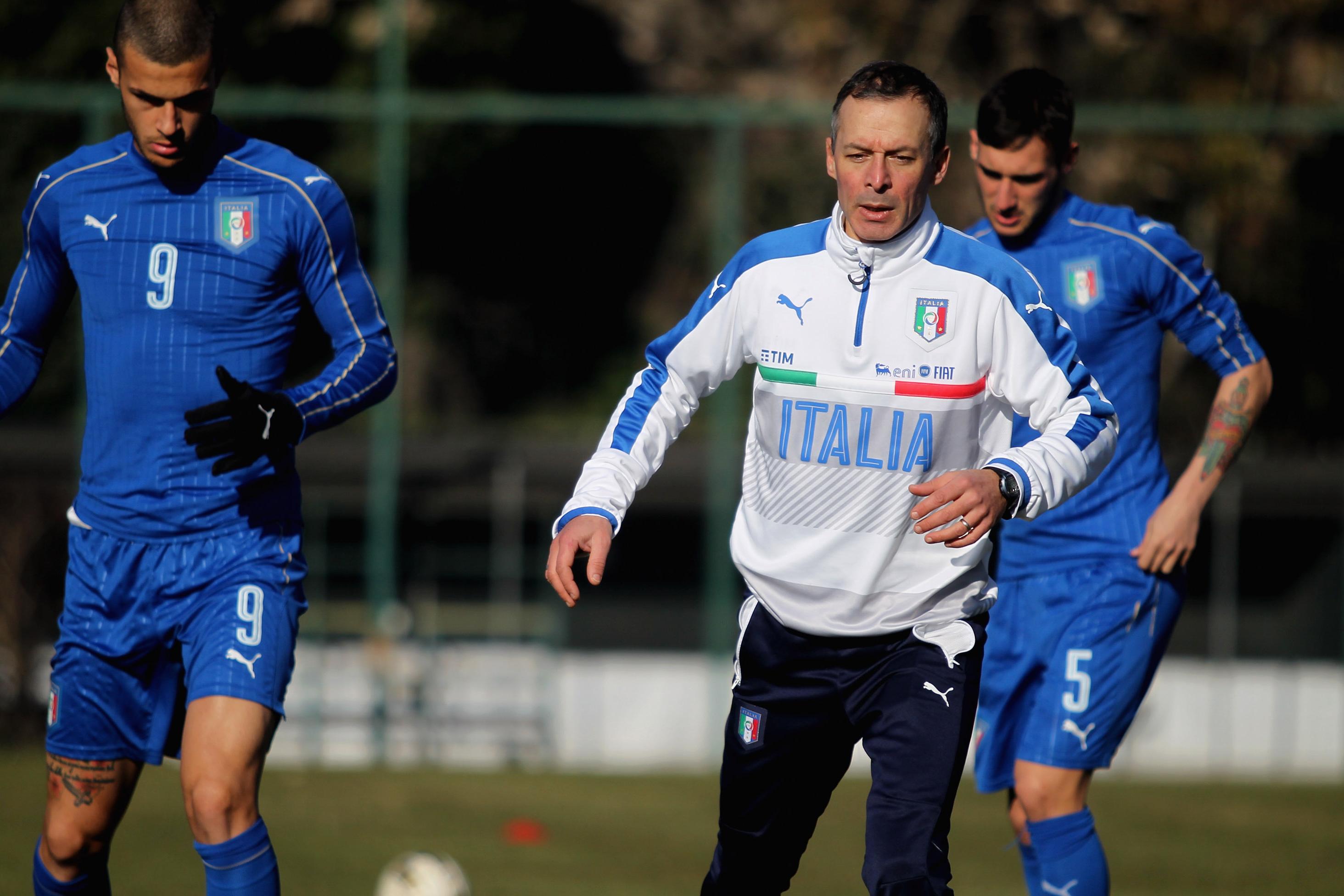 ROME, ITALY - JANUARY 11: Italian athletic trainer Claudio Donatelli in action during the Italy U18 training session at Acqua Acetosa sport center on January 11, 2017 in Rome, Italy. (Photo by Paolo Bruno/Getty Images) *** Local Caption *** Claudio Donatelli