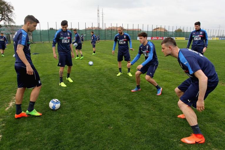 ROME, ITALY - MARCH 20:   Italian players in action during the Italy U21 training session on March 20, 2017 in Rome, Italy.  (Photo by Paolo Bruno/Getty Images)