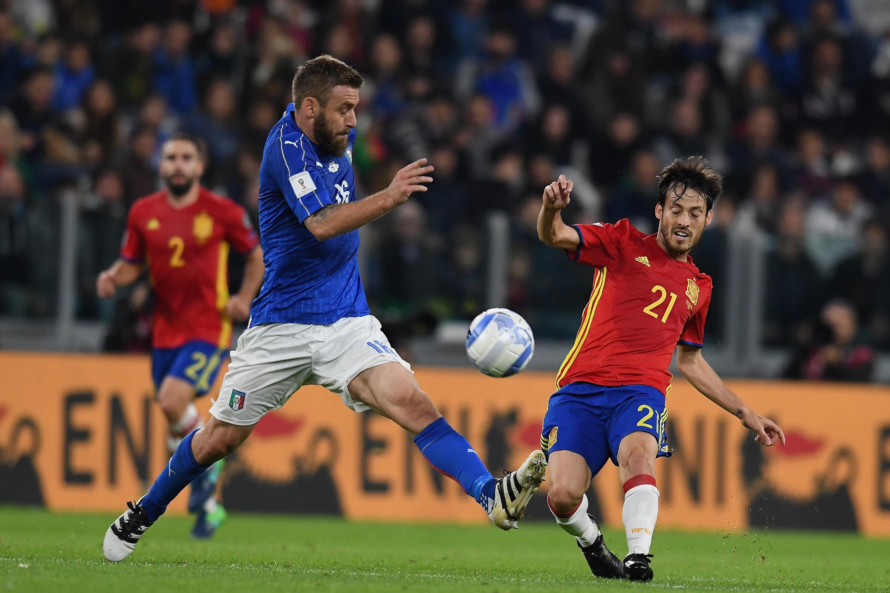 TURIN, ITALY - OCTOBER 06:  Daniele De Rossi of Italy challenges David Silva of Spain during the FIFA 2018 World Cup Qualifier between Italy and Spain at Juventus Stadium on October 6, 2016 in Turin, Italy.  (Photo by Claudio Villa/Getty Images)