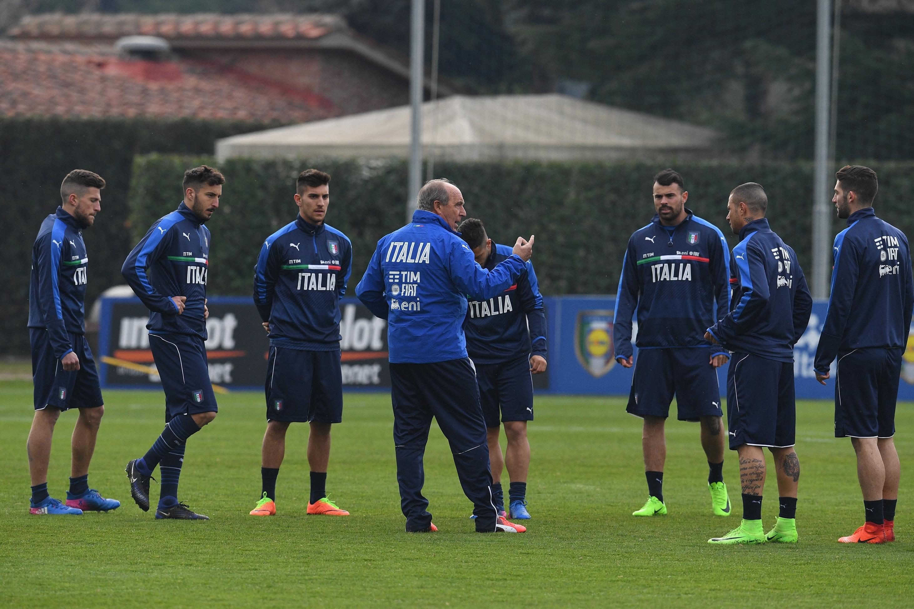 FLORENCE, ITALY - FEBRUARY 20: Italian national team head coach Giampiero Ventura (C) reacts during the training session at the club\\'s training ground at Coverciano on February 20, 2017 in Florence, Italy. (Photo by Claudio Villa/Getty Images)
