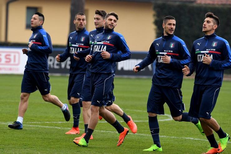 FLORENCE, ITALY - FEBRUARY 20:  Domenico Berardi of Italy (C) looks on during the training session at the club\\'s training ground at Coverciano on February 20, 2017 in Florence, Italy.  (Photo by Claudio Villa/Getty Images)