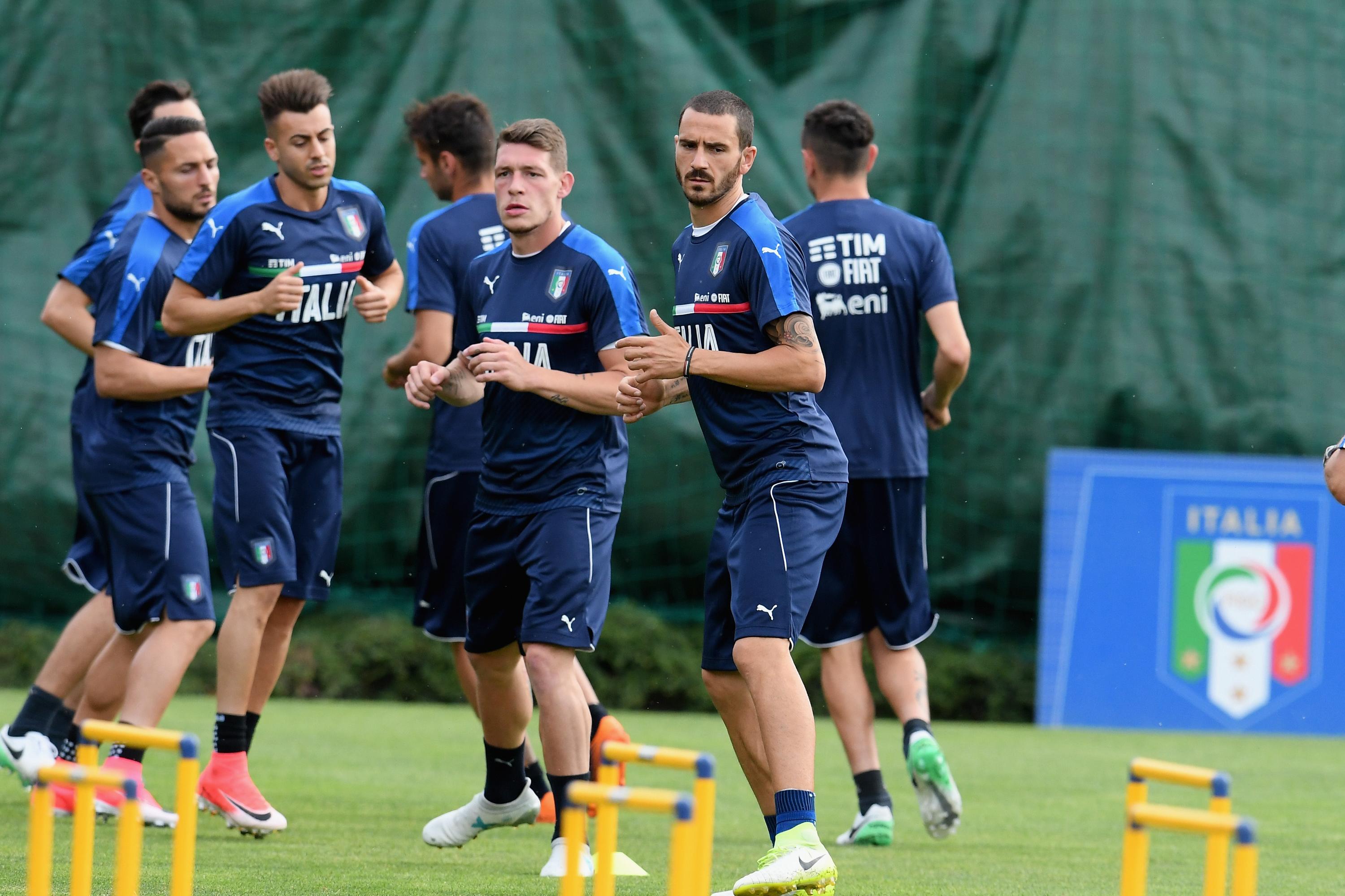 FLORENCE, ITALY - JUNE 05:  Leonardo Bonucci of Italy (R) in action during the training session at Coverciano at Coverciano on June 05, 2017 in Florence, Italy.  (Photo by Claudio Villa/Getty Images)
