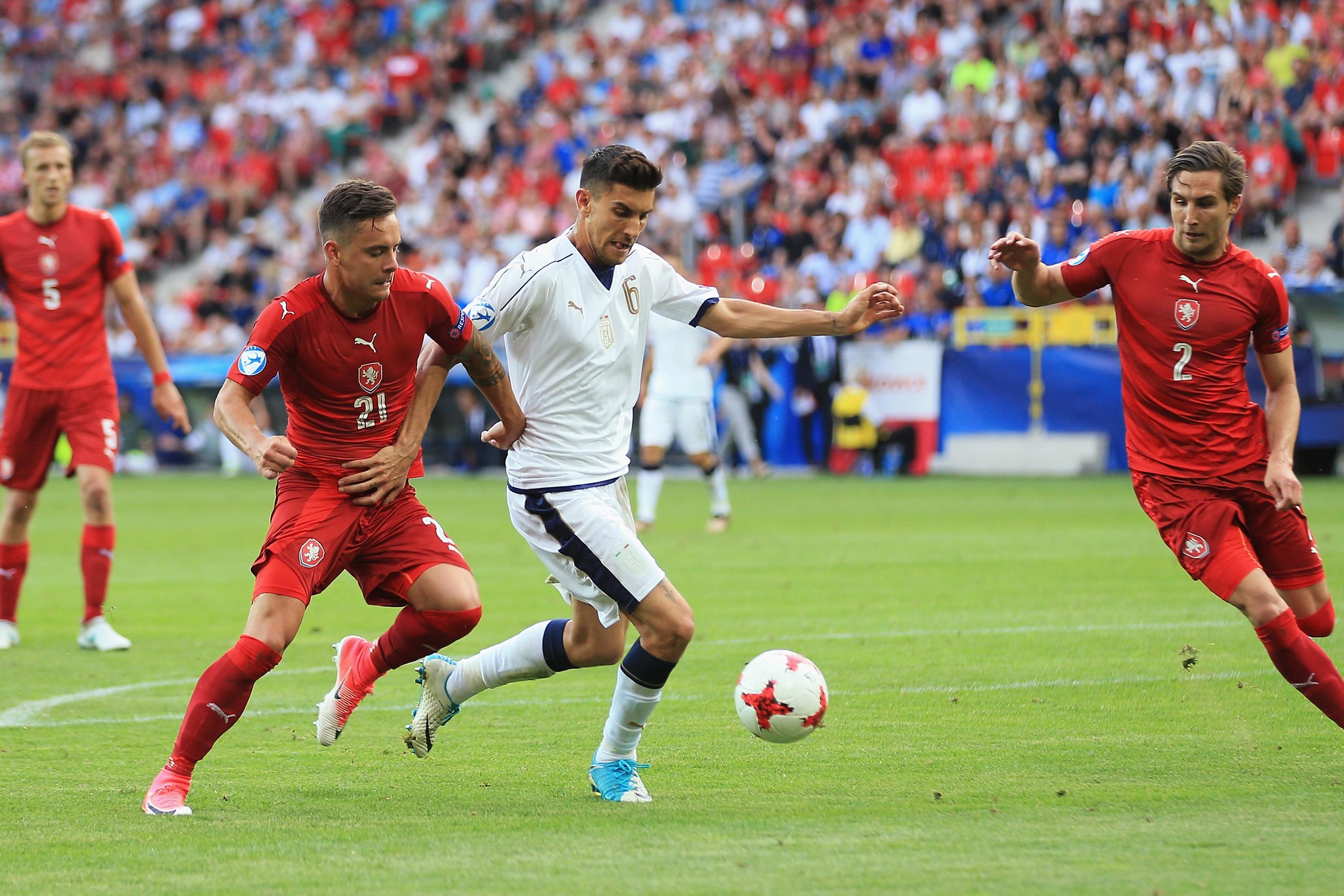 TYCHY, POLAND - JUNE 21:  Lorenzo Pellegrini of Italy and Daniel Holzer of Czech Republic compete for the ball  during the UEFA European Under-21 Championship Group C match between Czech Republic and Italy at Tychy Stadium on June 21, 2017 in Tychy, Poland.  (Photo by Stephen Pond/Getty Images)