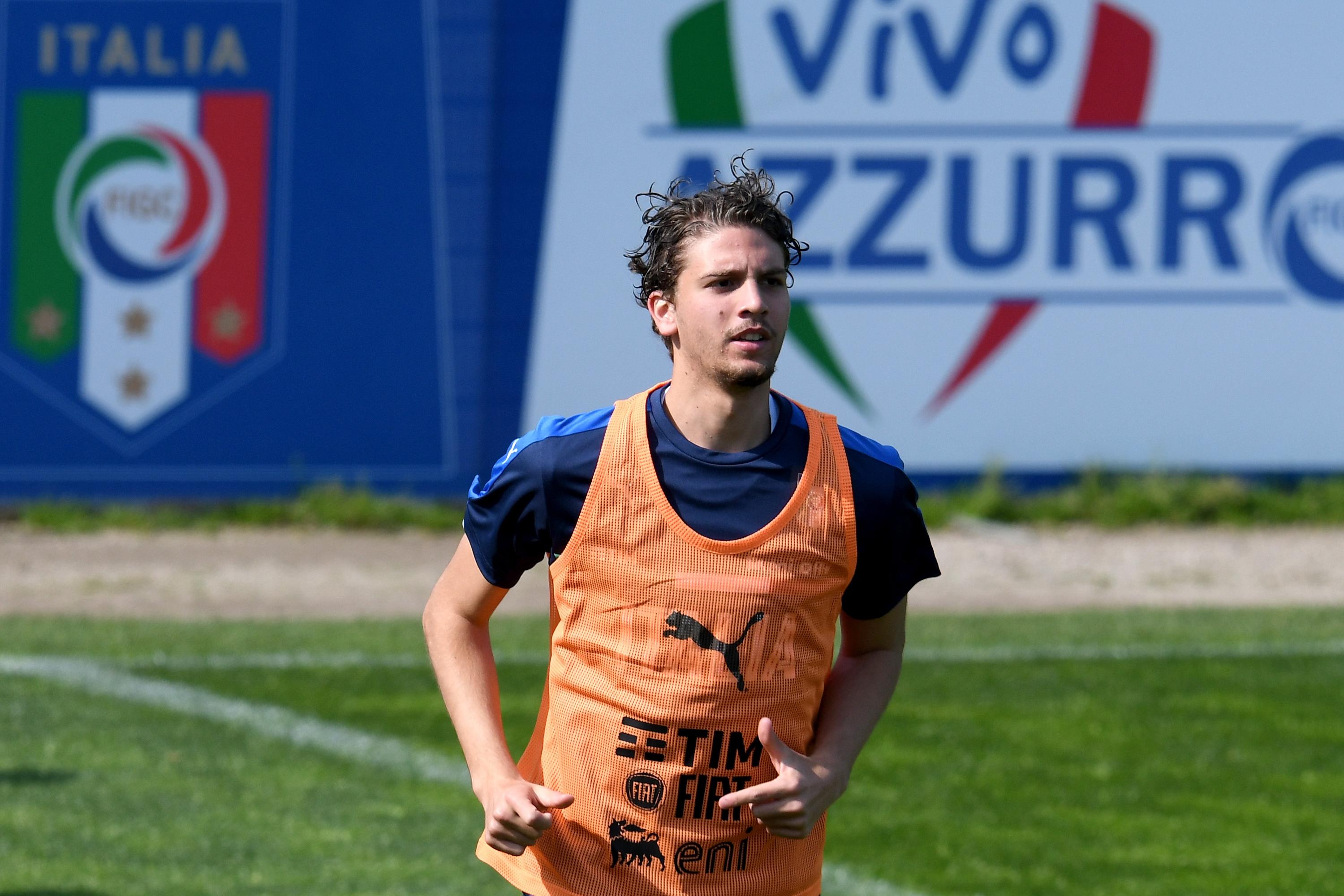 FLORENCE, ITALY - APRIL 12: Manuel Locatelli of Italy in action during the training session at the club\\'s training ground at Coverciano on April 12, 2017 in Florence, Italy. (Photo by Claudio Villa/Getty Images)