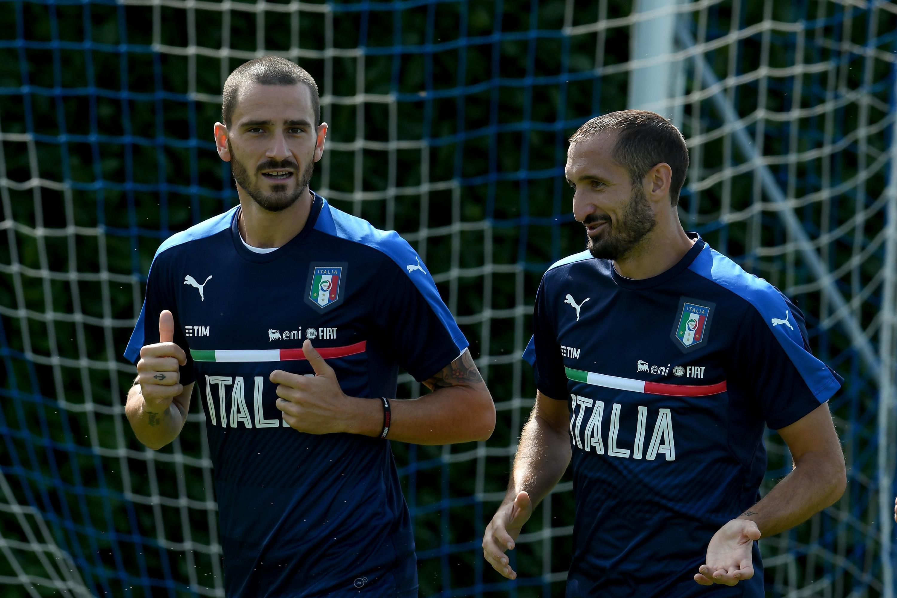 FLORENCE, ITALY - AUGUST 29:  Leonardo Bonucci (L) and Giorgio Chiellini of Italy chat during the traning session at Coverciano on August 29, 2017 in Florence, Italy.  (Photo by Claudio Villa/Getty Images)
