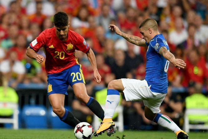 MADRID, SPAIN - SEPTEMBER 02:  Marco Verratti of Italy (R) competes for the ball with Marco Asensio of Spain during the FIFA 2018 World Cup Qualifier between Spain and Italy at Estadio Santiago Bernabeu on September 2, 2017 in Madrid, Spain.  (Photo by Claudio Villa/Getty Images)
