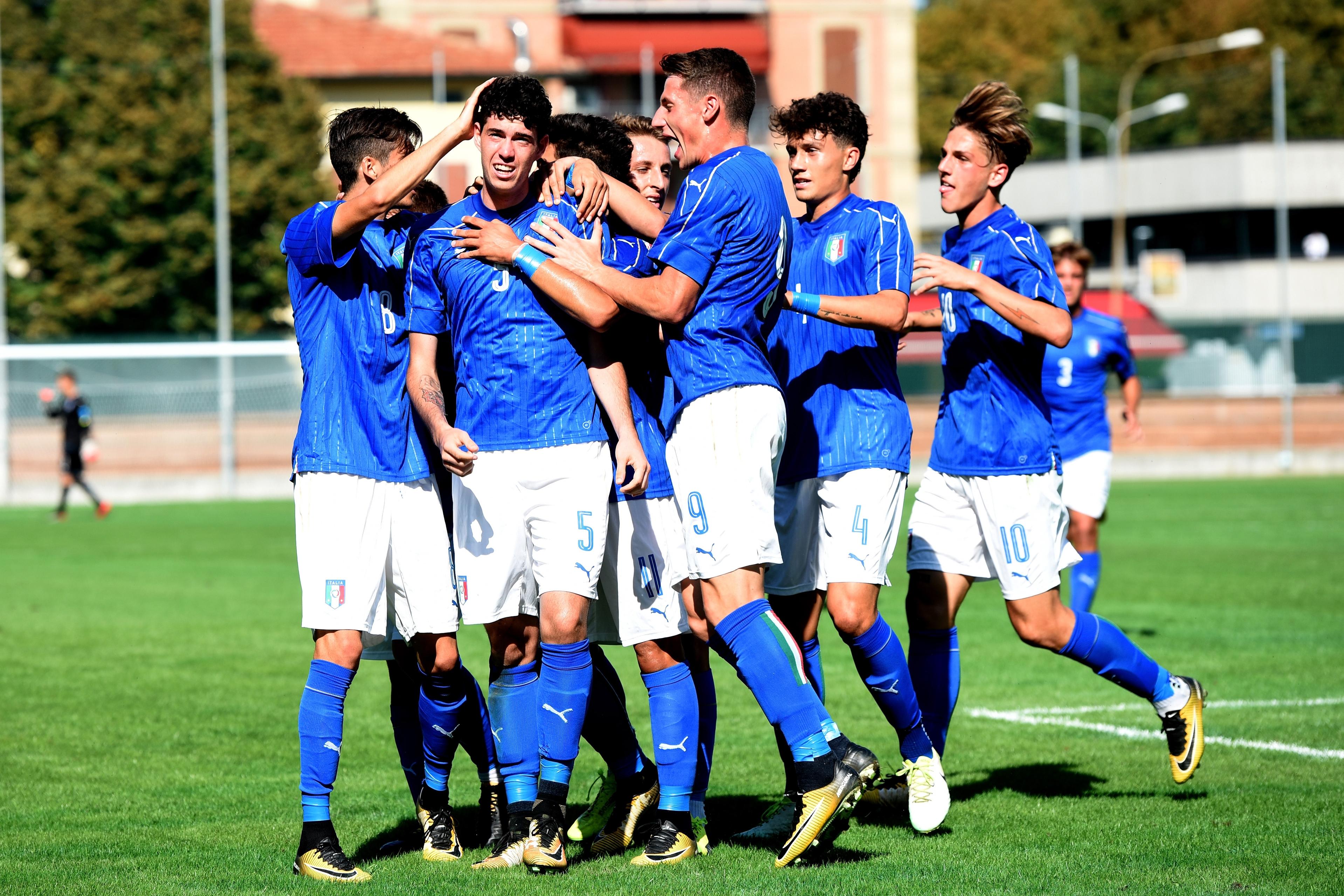 REGGIO NELL\\'EMILIA, ITALY - SEPTEMBER 05: Alessandro Bastoni #5 of Italy U19 celebrates after scoring the 1-1 goal during the match between Italy U19 and Russia U19 at Stadio Mirabello on September 5, 2017 in Reggio nell\\'Emilia, Italy. (Photo by Getty Images/Getty Images)