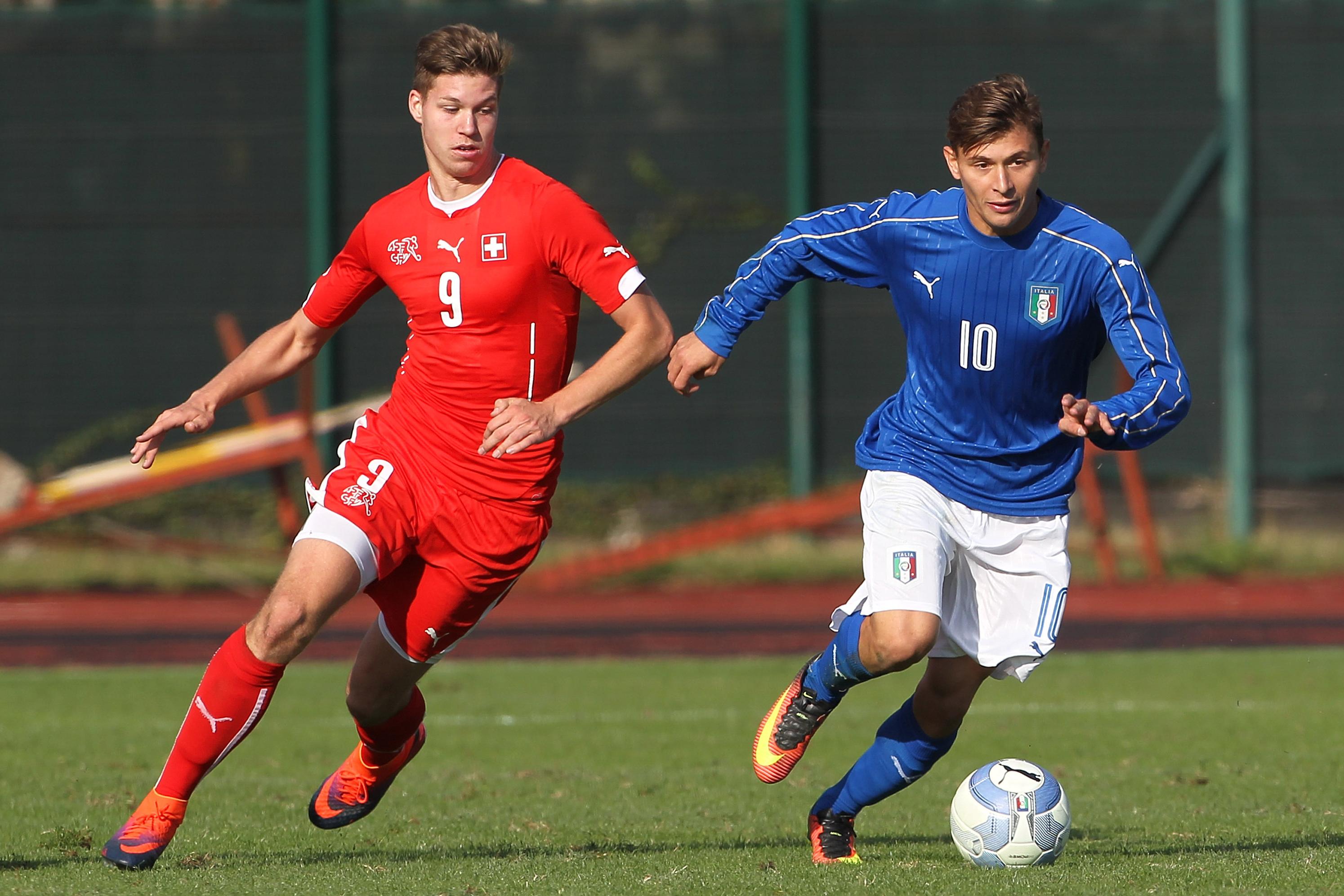 SEREGNO, ITALY - OCTOBER 11: Nicolo Barella (R) of Italy is challenged by Cedric Itten (L) of Switzerland during the Four Nations tournament match between Italy U20 and Switzerland U20 on October 11, 2016 in Seregno, Italy. (Photo by Marco Luzzani/Getty Images)