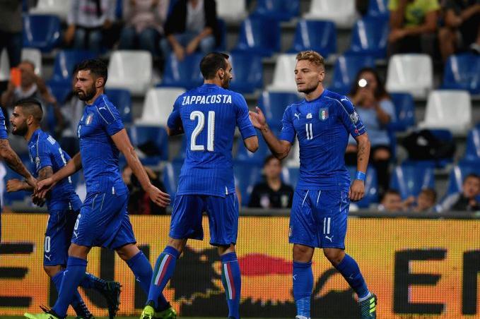 REGGIO NELL\\'EMILIA, ITALY - SEPTEMBER 05:  Ciro Immobile of Italy celebrates with team-mates after scoring the opening goal during the FIFA 2018 World Cup Qualifier between Italy and Israel at Mapei Stadium - Citta\\' del Tricolore on September 5, 2017 in Reggio nell\\'Emilia, Italy.  (Photo by Claudio Villa/Getty Images)