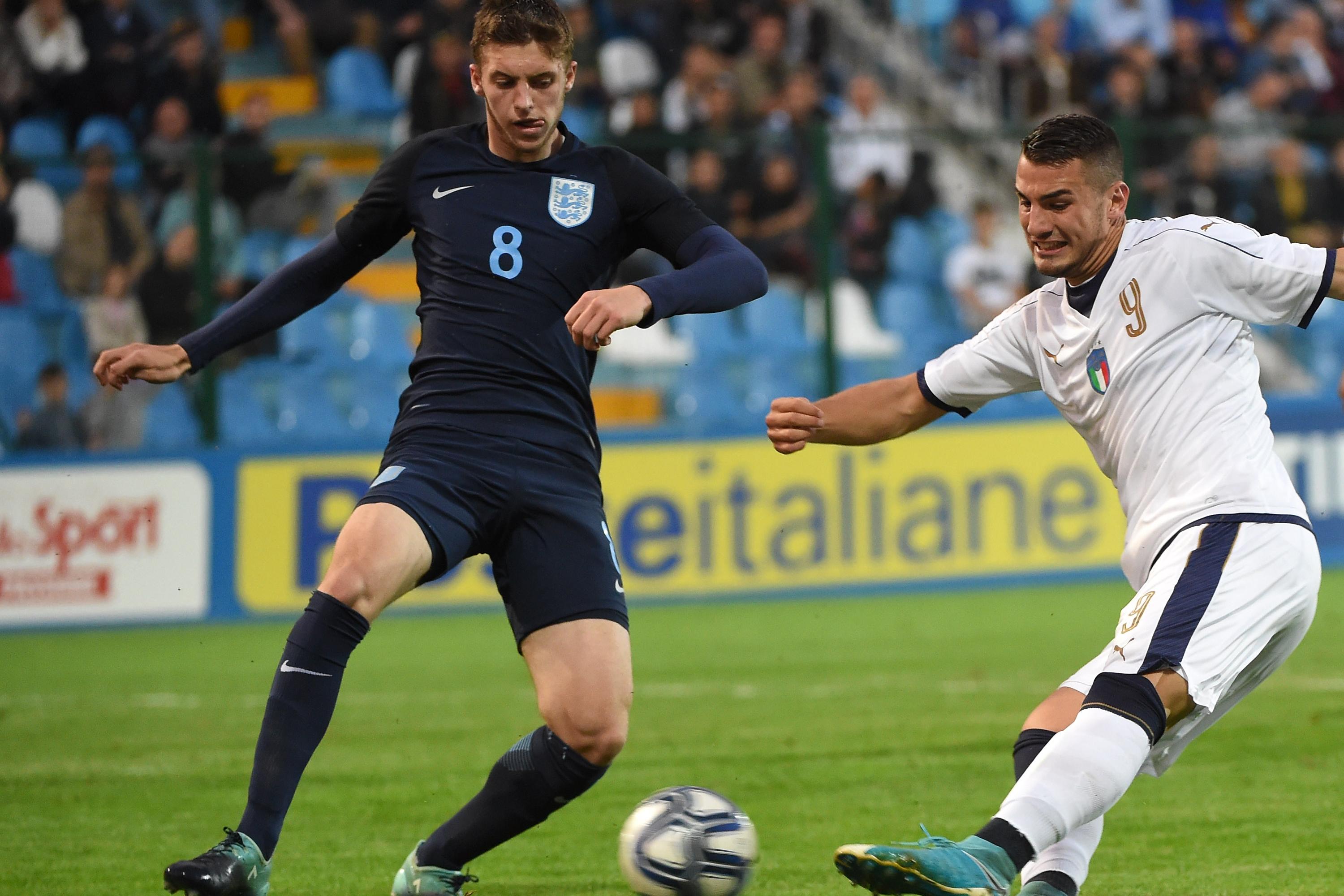 GORGONZOLA, ITALY - OCTOBER 05:  (R) Federico Bonazzoli of Italy U20 shoots the ball during the 8 Nations Tournament match between Italy U20 and England U20 on October 5, 2017 in Gorgonzola, Italy.  (Photo by Pier Marco Tacca/Getty Images)
