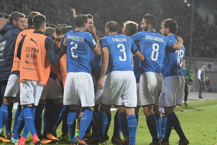 SHKODER, ALBANIA - OCTOBER 09: Antonio Candreva of Italy celebrates with team-mates after scoring the opening goal during the FIFA 2018 World Cup Qualifier between Albania and Italy at Loro Borici Stadium on October 9, 2017 in Shkoder, Albania . (Photo by Claudio Villa/Getty Images)