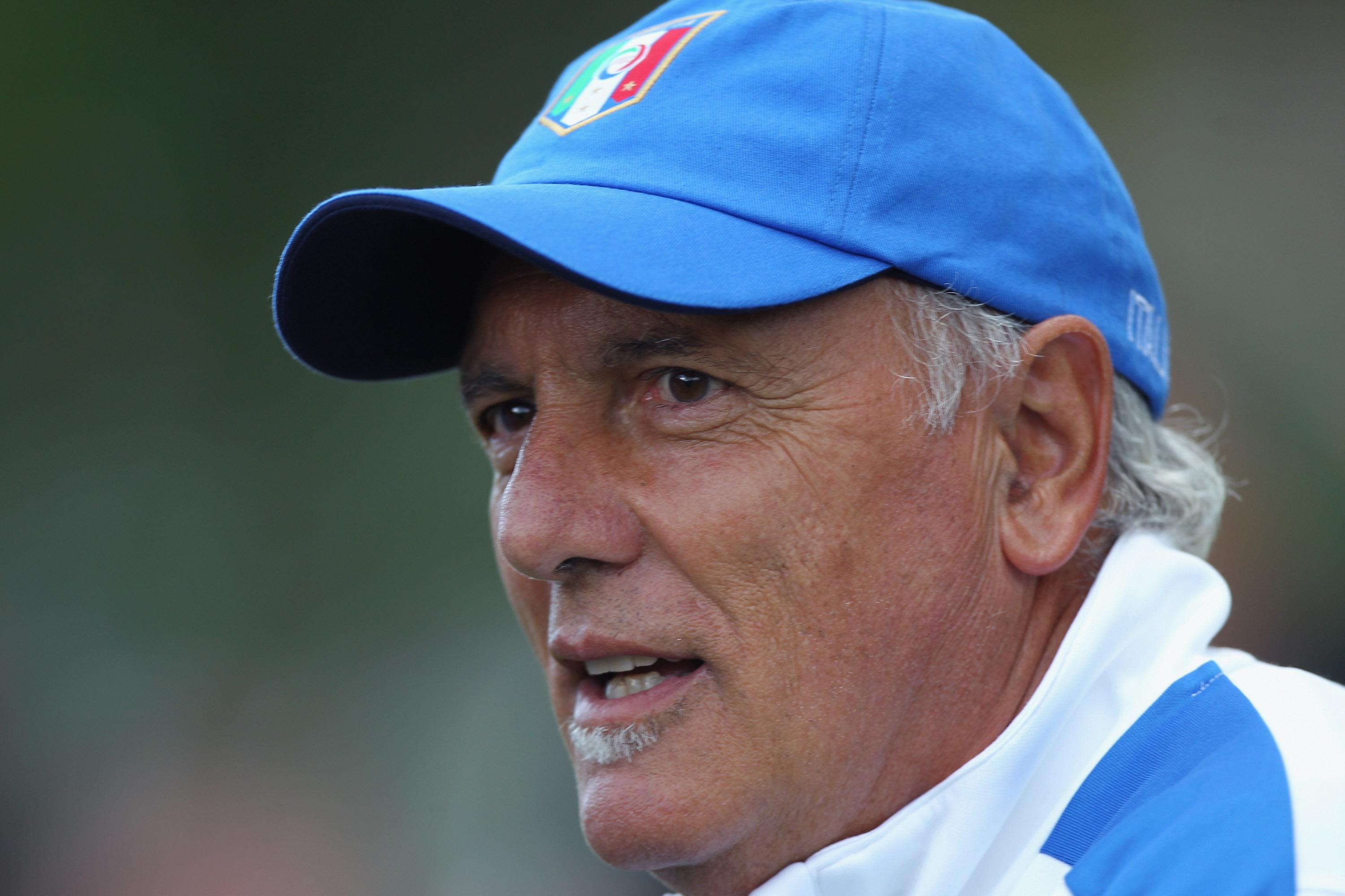ROME, ITALY - NOVEMBER 02: Italy U15 head coach Antonio Rocca looks on during the Italy U15 training session at Acqua Acetosa sport center on November 2, 2016 in Rome, Italy. (Photo by Paolo Bruno/Getty Images)