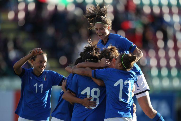 ISERNIA, ITALY - OCTOBER 24:  Barbara Bonansea with his teamates of Italy celebrates after scoring the team\\'s third goal during the FIFA Women\\'s World Cup Qualifier match between Italy and Romania on October 24, 2017 in Isernia, Italy.  (Photo by Paolo Bruno/Getty Images)