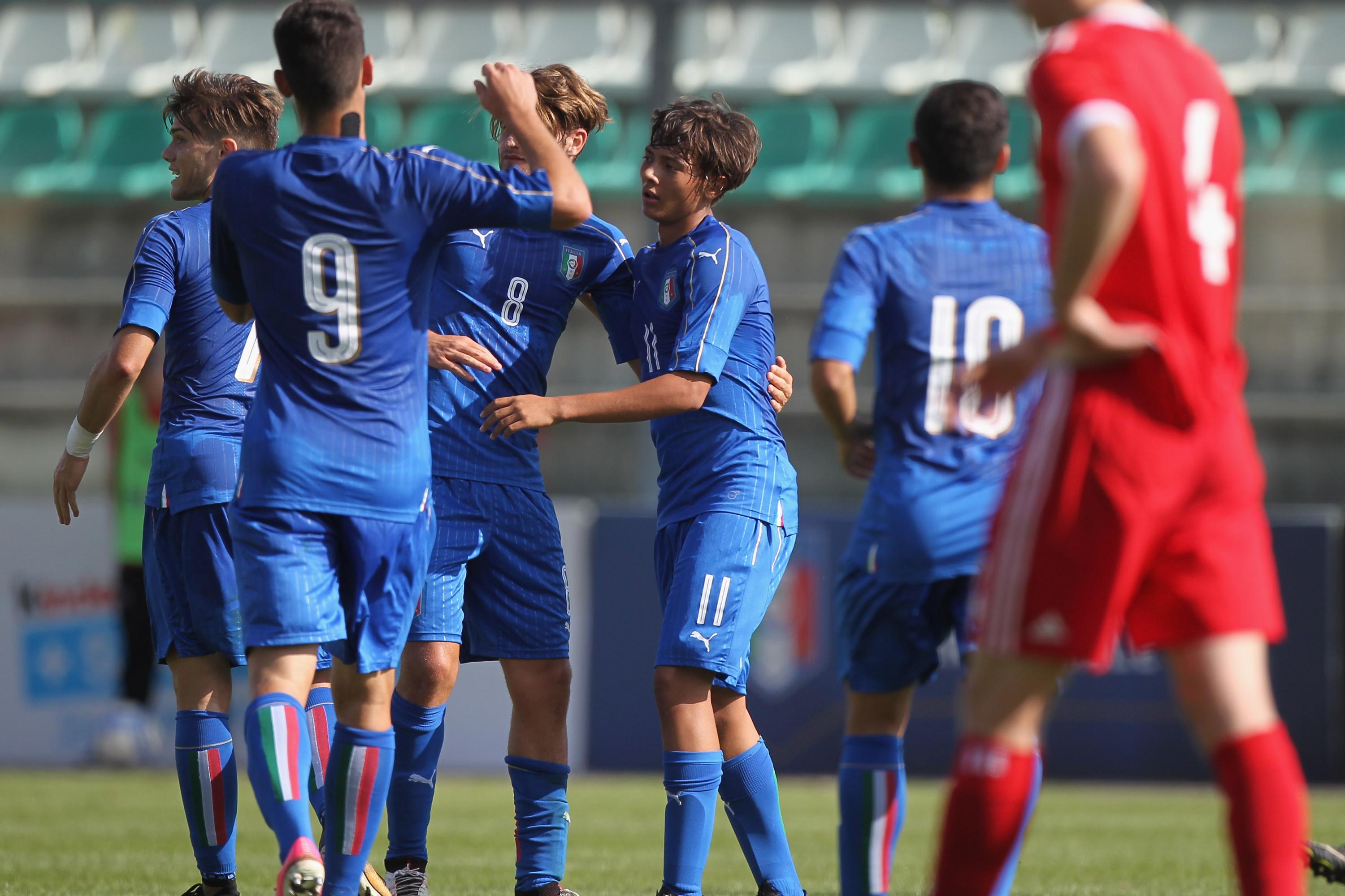 ISERNIA, ITALY - OCTOBER 04: Emanuel Vignato #11 with his teammates of Italy U18 celebrates after scoring the opening goal during the International Friendly match between Italy U18 and Russia U18 on October 4, 2017 in Castel di Sangro near Isernia, Italy. (Photo by Paolo Bruno/Getty Images)