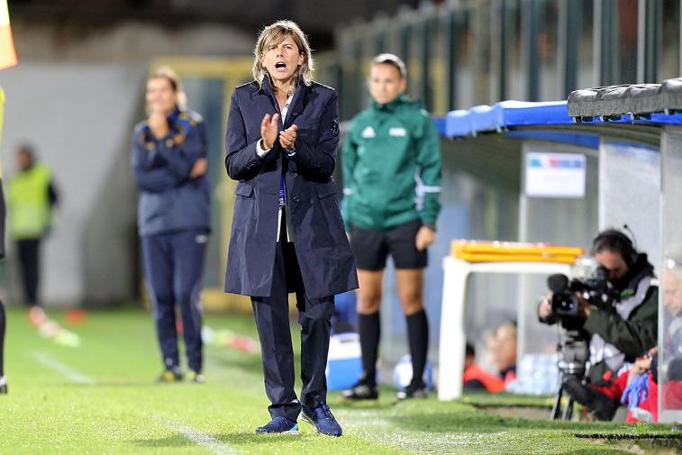 LA SPEZIA, ITALY - SEPTEMBER 15: Milena Bertolini manager of Italy shouts instructions to his players during the 2019 FIFA Women\\'s World Cup Qualifier between Italy Women and Moldova Women at Stadio Alberto Picco on September 15, 2017 in La Spezia, Italy.  (Photo by Gabriele Maltinti/Getty Images)