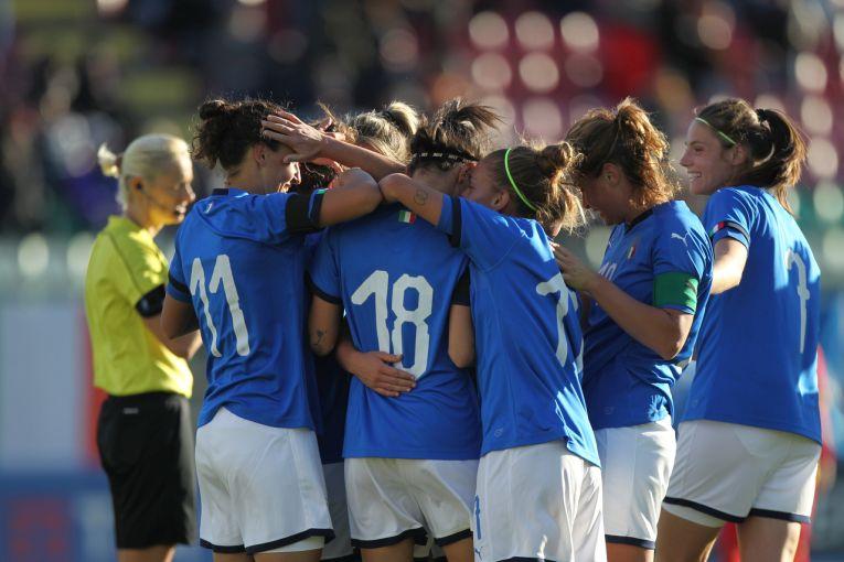 ISERNIA, ITALY - OCTOBER 24:  Barbara Bonansea with his teamates of Italy celebrates after scoring the team\\'s third goal during the FIFA Women\\'s World Cup Qualifier match between Italy and Romania on October 24, 2017 in Isernia, Italy.  (Photo by Paolo Bruno/Getty Images) *** Local Caption *** Barbara Bonansea