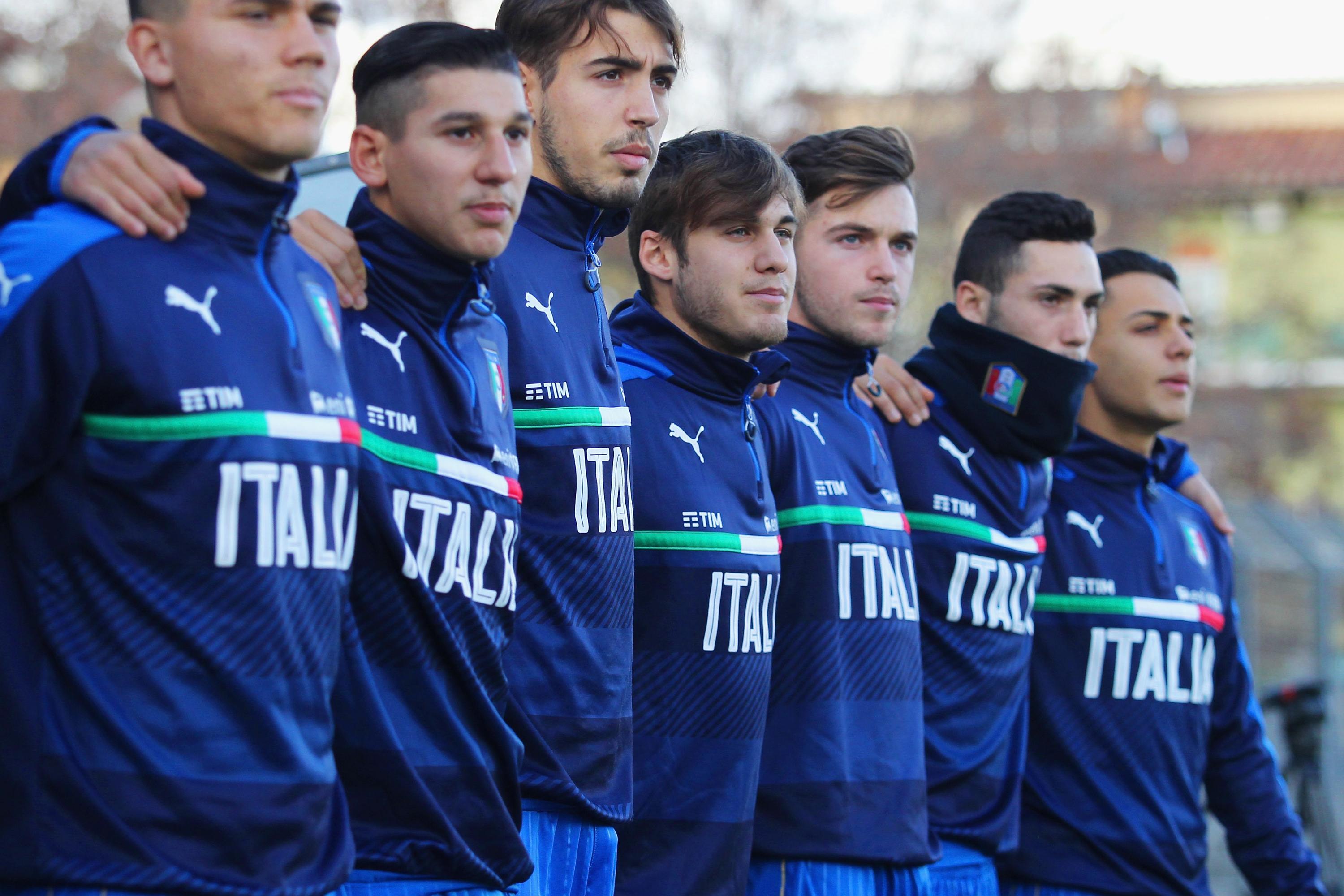 VITERBO, ITALY - DECEMBER 13:  Italian players sing their national anthem during the international friendly match between Italy U18 and Romania U18 on December 13, 2017 in Viterbo, Italy.  (Photo by Paolo Bruno/Getty Images)