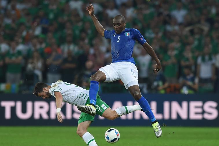 LILLE, FRANCE - JUNE 22: Shane Long of Republic of Ireland and Angelo Ogbonna of Italy compete for the ball during the UEFA EURO 2016 Group E match between Italy and Republic of Ireland at Stade Pierre-Mauroy on June 22, 2016 in Lille, France.  (Photo by Claudio Villa/Getty Images)