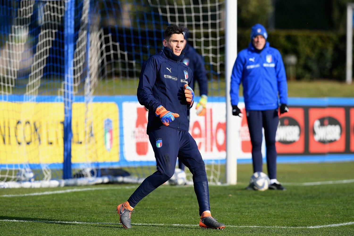 FLORENCE, ITALY - FEBRUARY 26: Alex Meret of Italy in action during a training session at Italy club\\'s training ground at Coverciano at Coverciano on February 26, 2018 in Florence, Italy. (Photo by Claudio Villa/Getty Images)