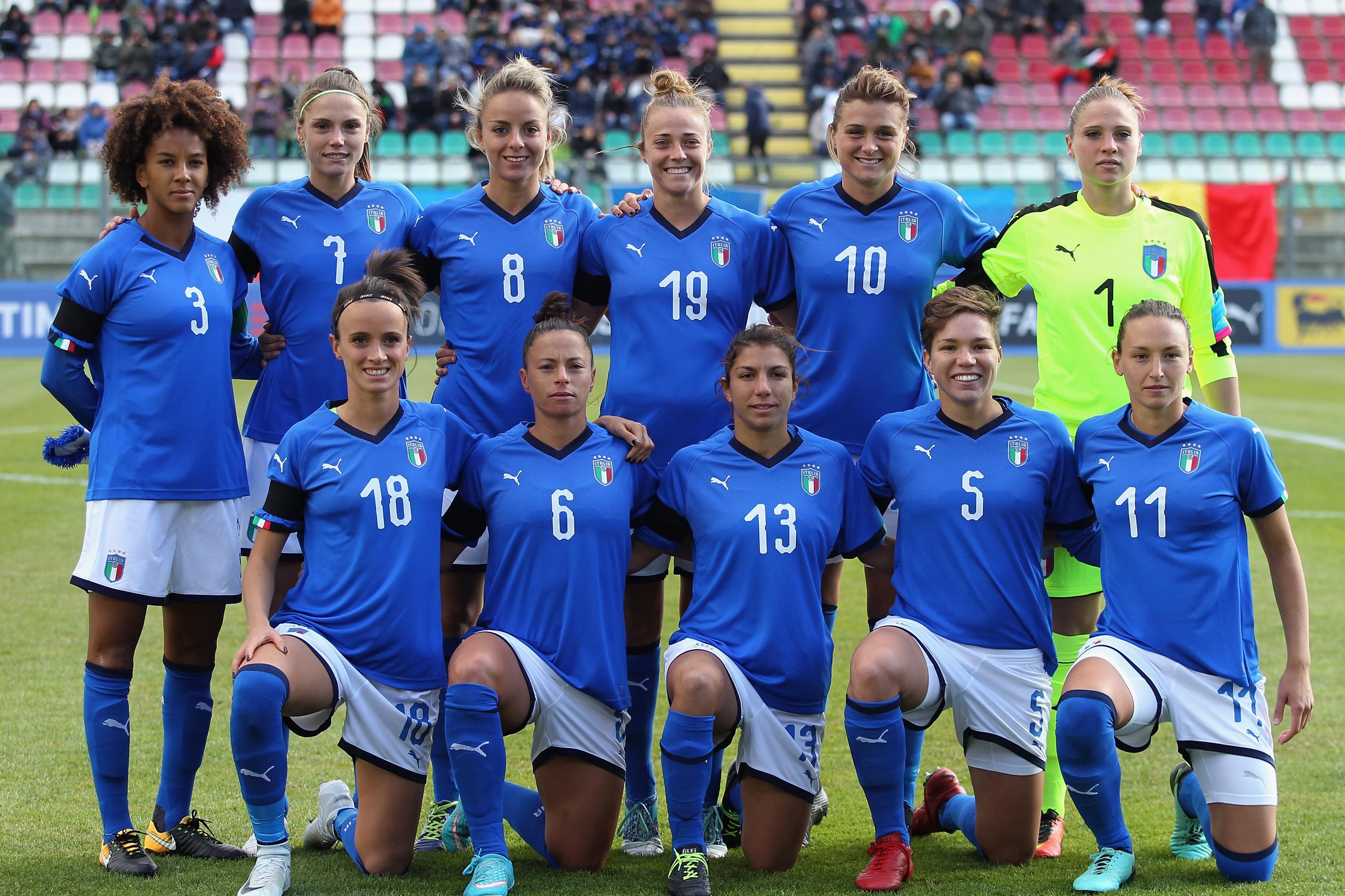 ISERNIA, ITALY - OCTOBER 24: Italy Team pose during the FIFA Women\\'s World Cup Qualifier match between Italy and Romania on October 24, 2017 in Isernia, Italy. (Photo by Paolo Bruno/Getty Images)