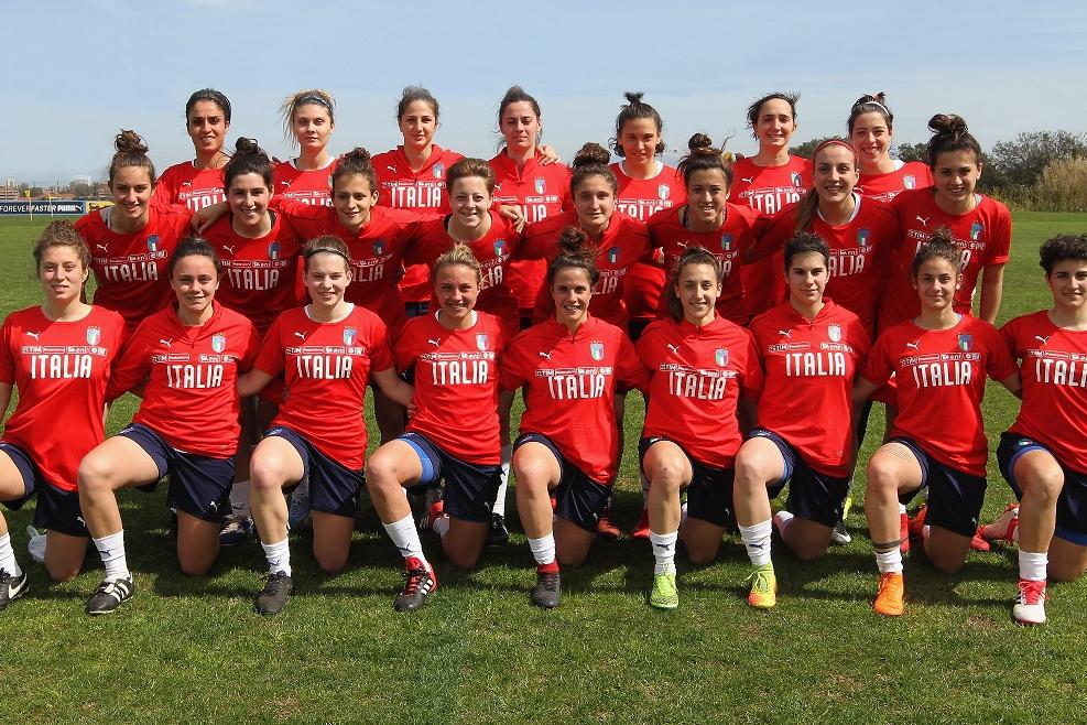 ROME, ITALY - APRIL 03: The Italy Women U23 team poses during the training session on April 3, 2018 in Rome, Italy.  (Photo by Paolo Bruno/Getty Images)