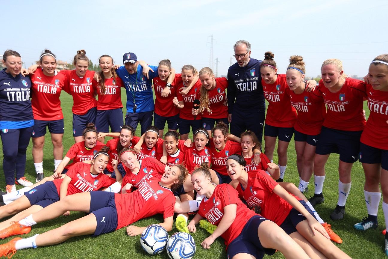 ROME, ITALY - APRIL 24:  Head Coach Massimo Migliorini and Italian women players of U17 in action during the training session at Mancini Park Hotel on April 24, 2018 in Rome, Italy.  (Photo by Paolo Bruno/Getty Images)