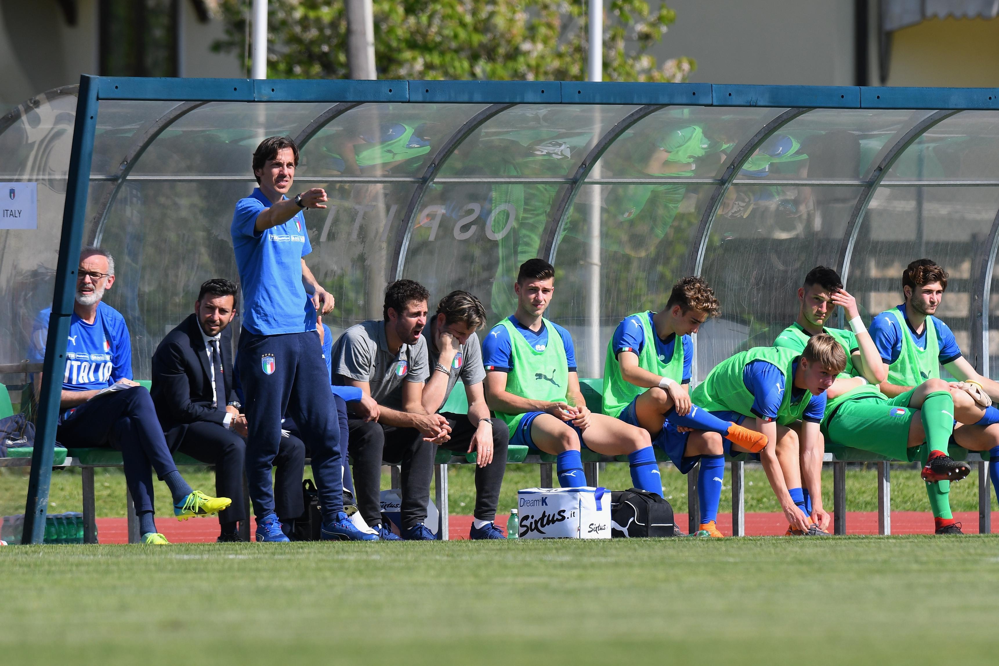 PADOVA, ITALY - APRIL 18:  Daniele Franceschini head coach of Italy U18 issues instructions to his players during the U18 match between Italy and Hungary on April 18, 2018 in Abano Terme near Padova, Italy.  (Photo by Alessandro Sabattini/Getty Images)