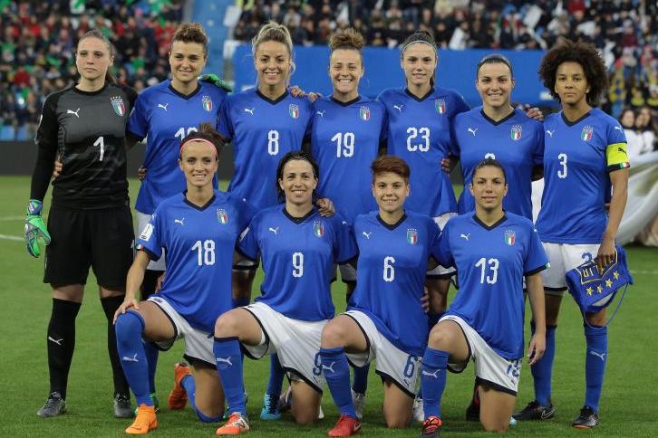 FERRARA, ITALY - APRIL 10:  Italy team line up before the FIFA Women\\'s World Cup Qualifier between Italy and Belgium at Stadio Paolo Mazza on April 10, 2018 in Ferrara, Italy.  (Photo by Emilio Andreoli/Getty Images)