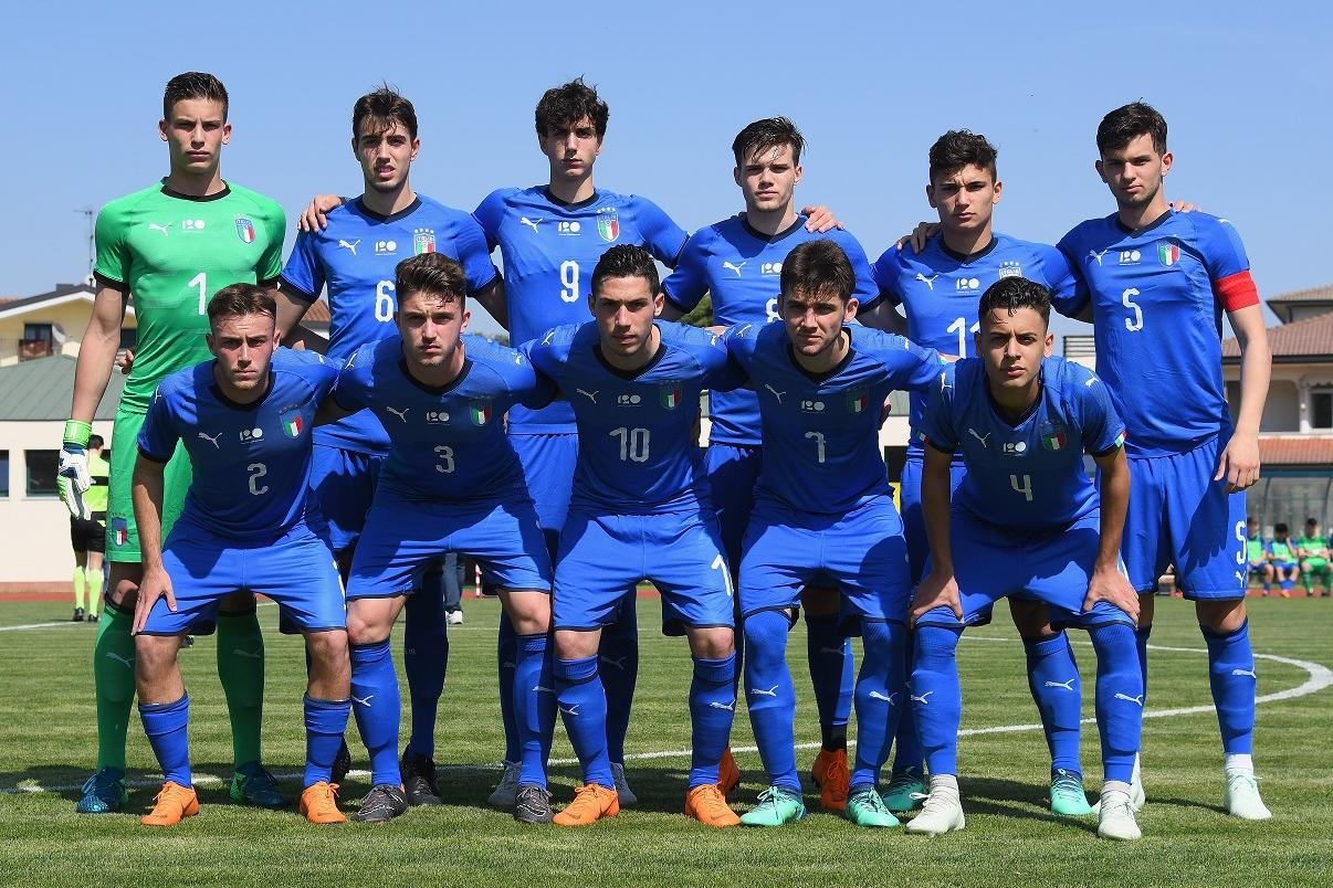 PADOVA, ITALY - APRIL 18:  Players of Italy U18 line up before the U18 match between Italy and Hungary on April 18, 2018 in Abano Terme near Padova, Italy.  (Photo by Alessandro Sabattini/Getty Images)