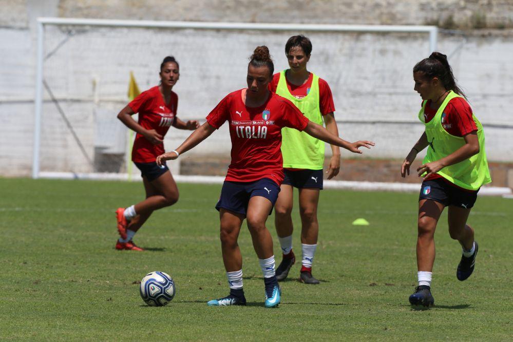 FORMIA, ITALY - JULY 12:  Italy u19 w during the session training and meeting with Fabbricini Roberto and Michele Uva  on July 12, 2018 in Formia, Italy.  (Photo by Paolo Bruno/Getty Images)