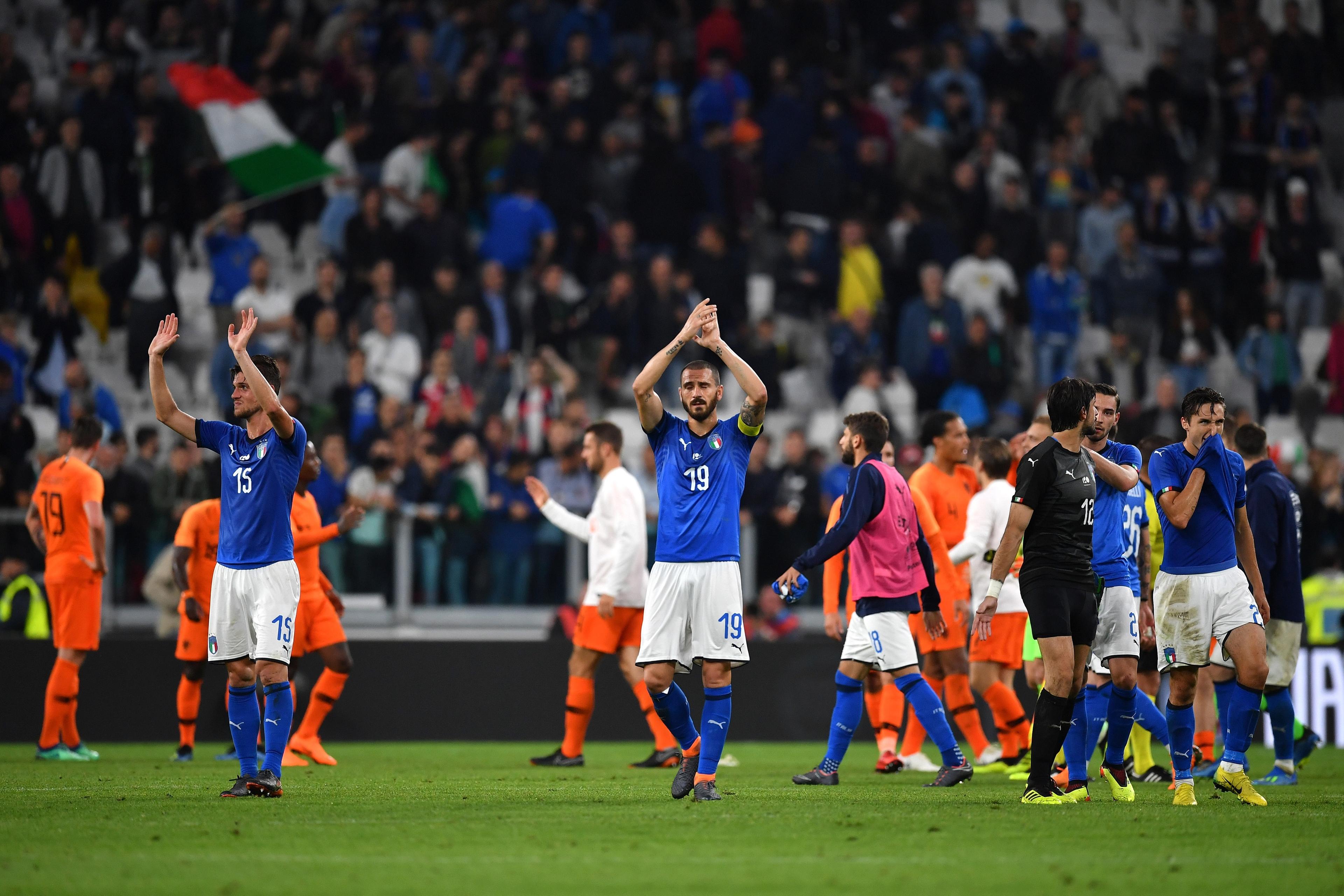 TURIN, ITALY - JUNE 04:  Players of Italy thanks home supporters after the end of the game during the International Friendly match between Italy and Netherlands at Allianz Stadium on June 4, 2018 in Turin, Italy.  (Photo by Valerio Pennicino/Getty Images)