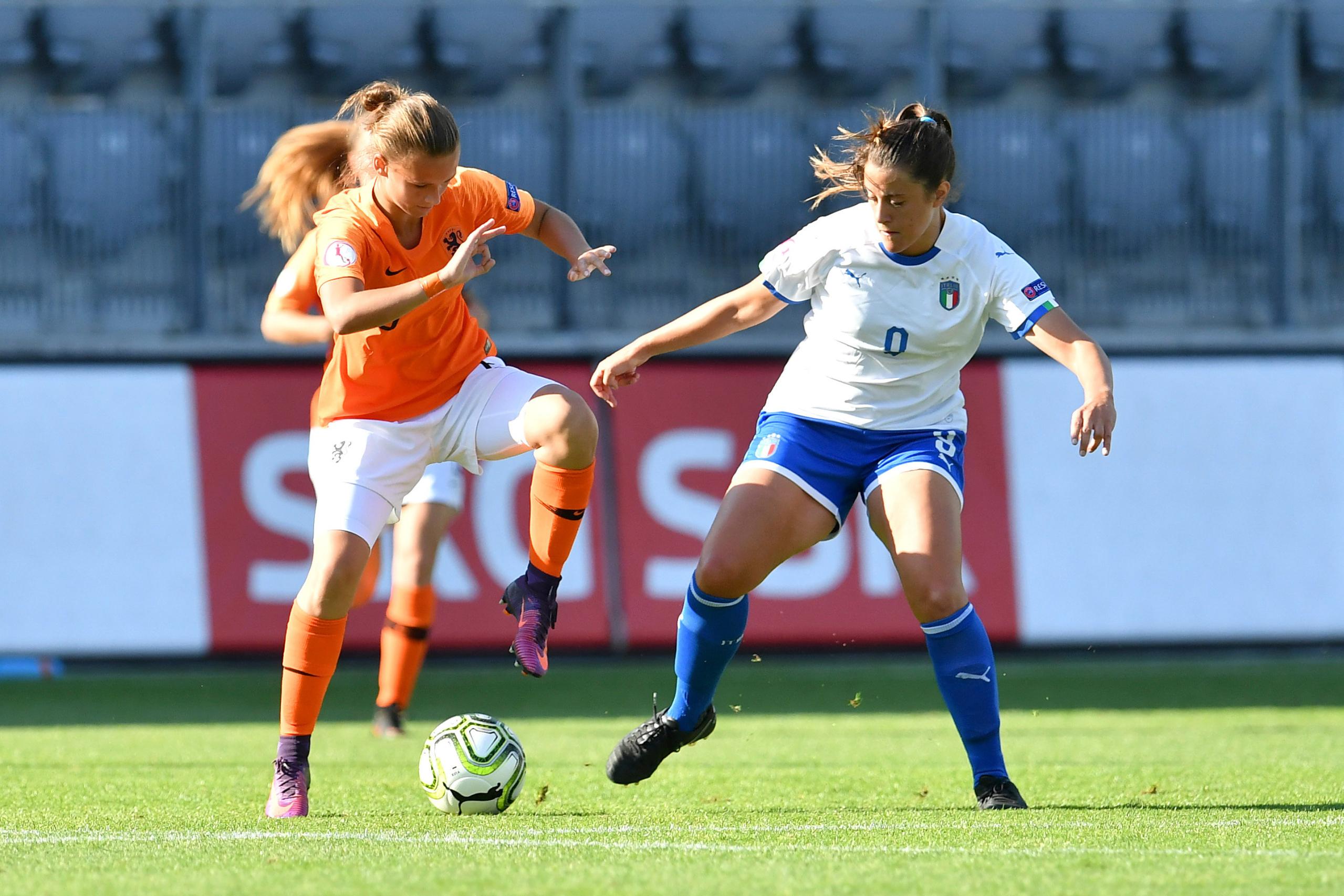 BIEL, SWITZERLAND - JULY 18:  Kerstin Yasmijn Casparij of Netherlands and Elisa Polli of Italy during the UEFA Women\\'s Under-19 Championship Group Stage - Group B match between Netherlands and Italy at Stade de Biel on July 18, 2018 in Biel, Switzerland.  (Photo by Harold Cunningham - UEFA/UEFA via Getty Images)
