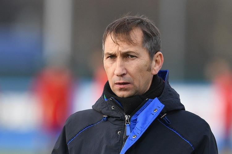 VINOVO, ITALY - JANUARY 17:  Head coach Italy Carmine Nunziata looks on during the U17 International Friendly match between Italy and Spain at Juventus Center Vinovo on January 17, 2018 in Vinovo, Italy.  (Photo by Claudio Villa/Getty Images)
