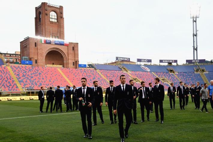 BOLOGNA, ITALY - SEPTEMBER 06:  Federico Bernardeschi (R) and Giacomo Bonaventura of Italy look on during Italy walk around at Stadio Renato Dall\\'Ara on September 6, 2018 in Bologna, Italy.  (Photo by Claudio Villa/Getty Images)