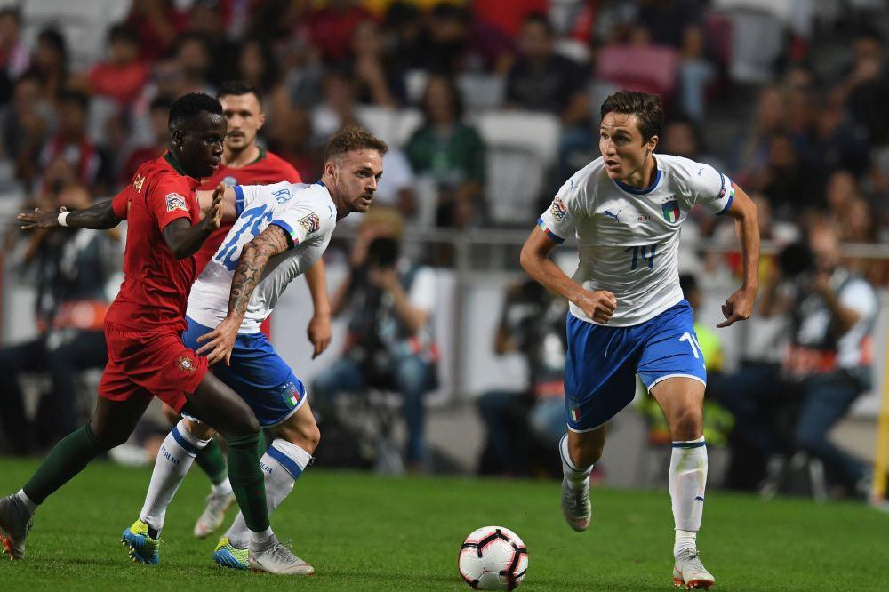 LISBON, PORTUGAL - SEPTEMBER 10: Federico Chiesa of Italy in action during the UEFA Nations League A group three match between Portugal and Italy at on September 10, 2018 in Lisbon, Portugal. (Photo by Claudio Villa/Getty Images)