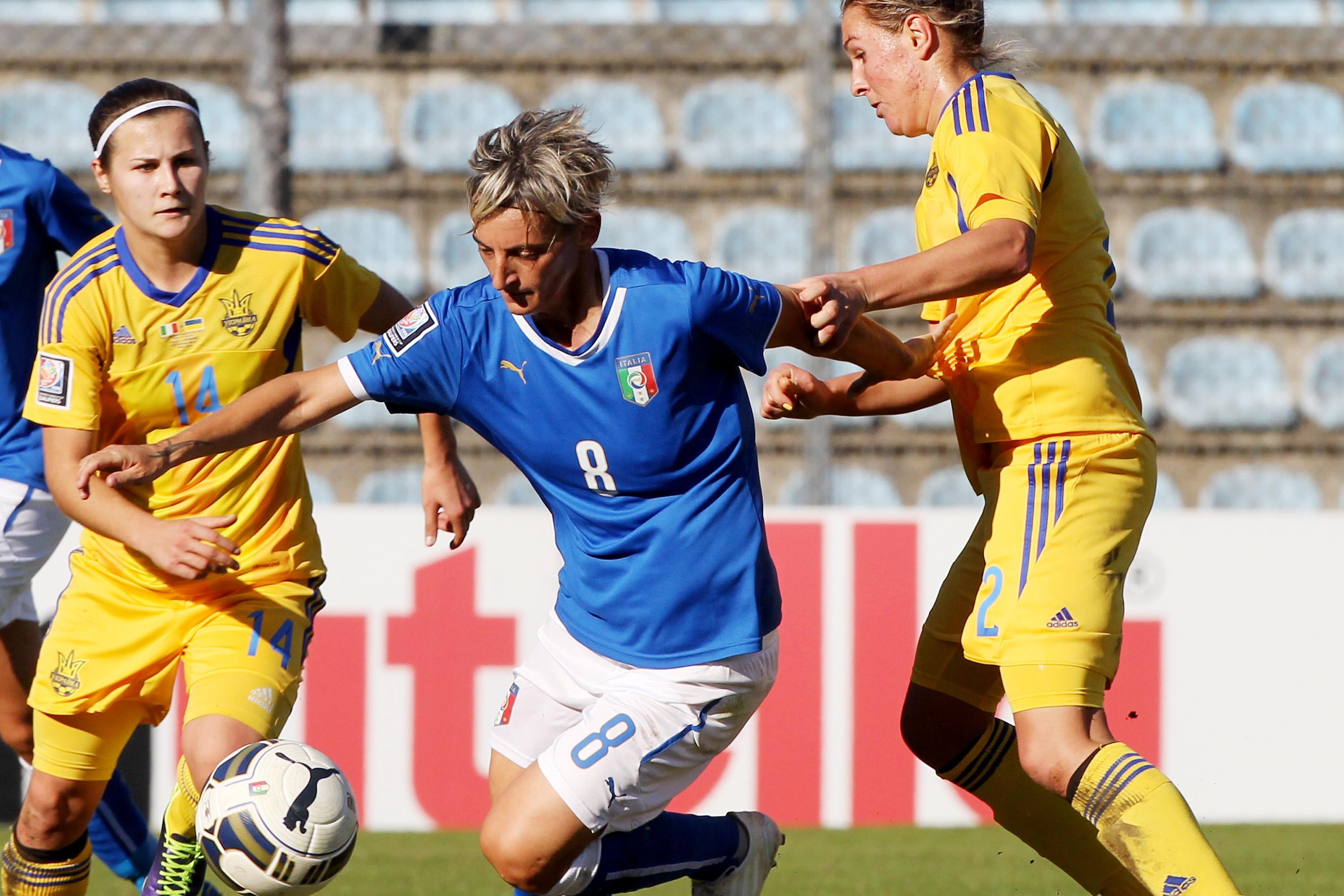 RIETI, ITALY - OCTOBER 25: Melania Gabbiadini (C) of Italy competes for the ball with Ukraine players during the FIFA Women\\'s World Cup Qualifier match between Italy and Ukraine at Stadio Centro d\\'Italia - Manlio Scopigno on October 25, 2014 in Rieti, Italy. (Photo by Paolo Bruno/Getty Images)