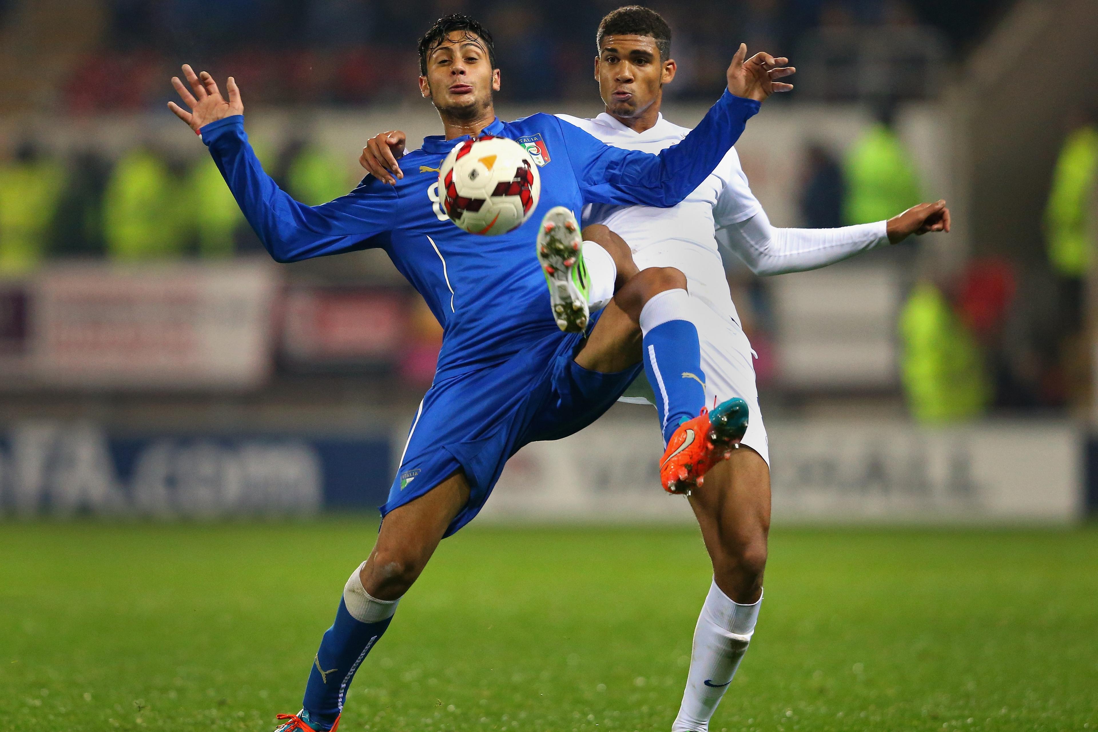 ROTHERHAM, ENGLAND - NOVEMBER 14: Rolando Mandragora of Italy U19 holds off a challenge from Ruben Loftus-Cheek of England U19 during the International friendly match between England U19 and Italy U19 at The New York Stadium on November 14, 2014 in Rotherham, England. (Photo by Alex Livesey/Getty Images)