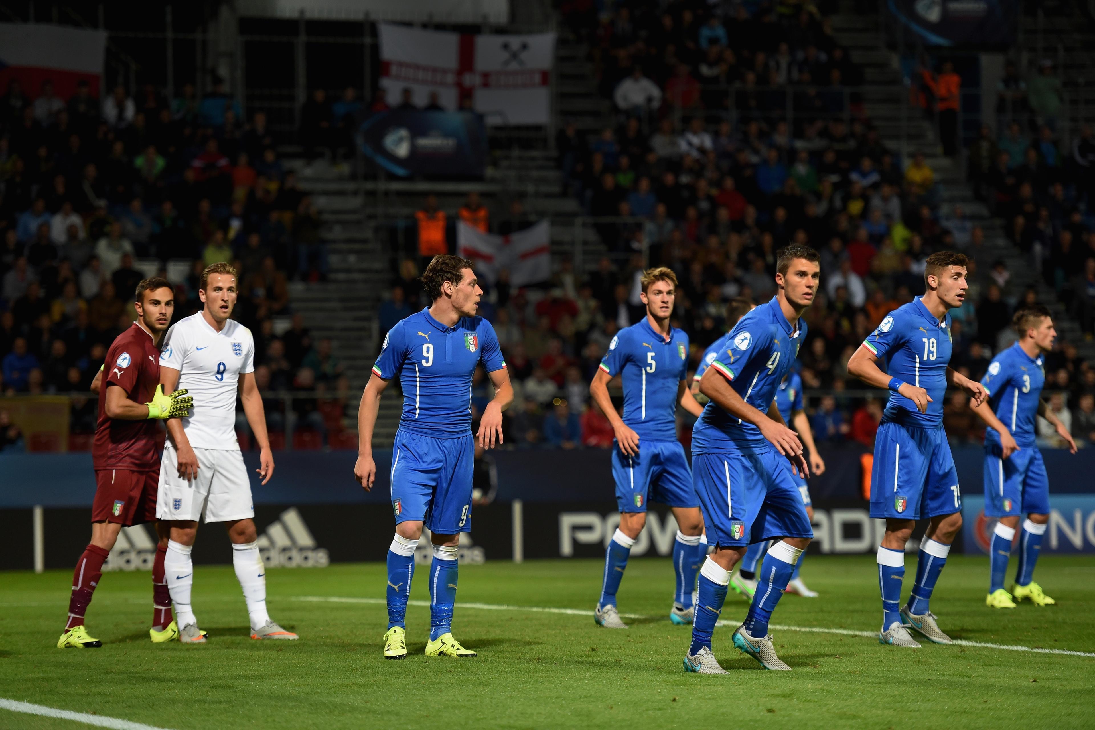 OLOMOUC, CZECH REPUBLIC - JUNE 24: Harry Kane of England looks on before a corner is taken during the UEFA Under21 European Championship match between England and Italy at Andruv Stadium on June 24, 2015 in Olomouc, Czech Republic. (Photo by Michael Regan/Getty Images)