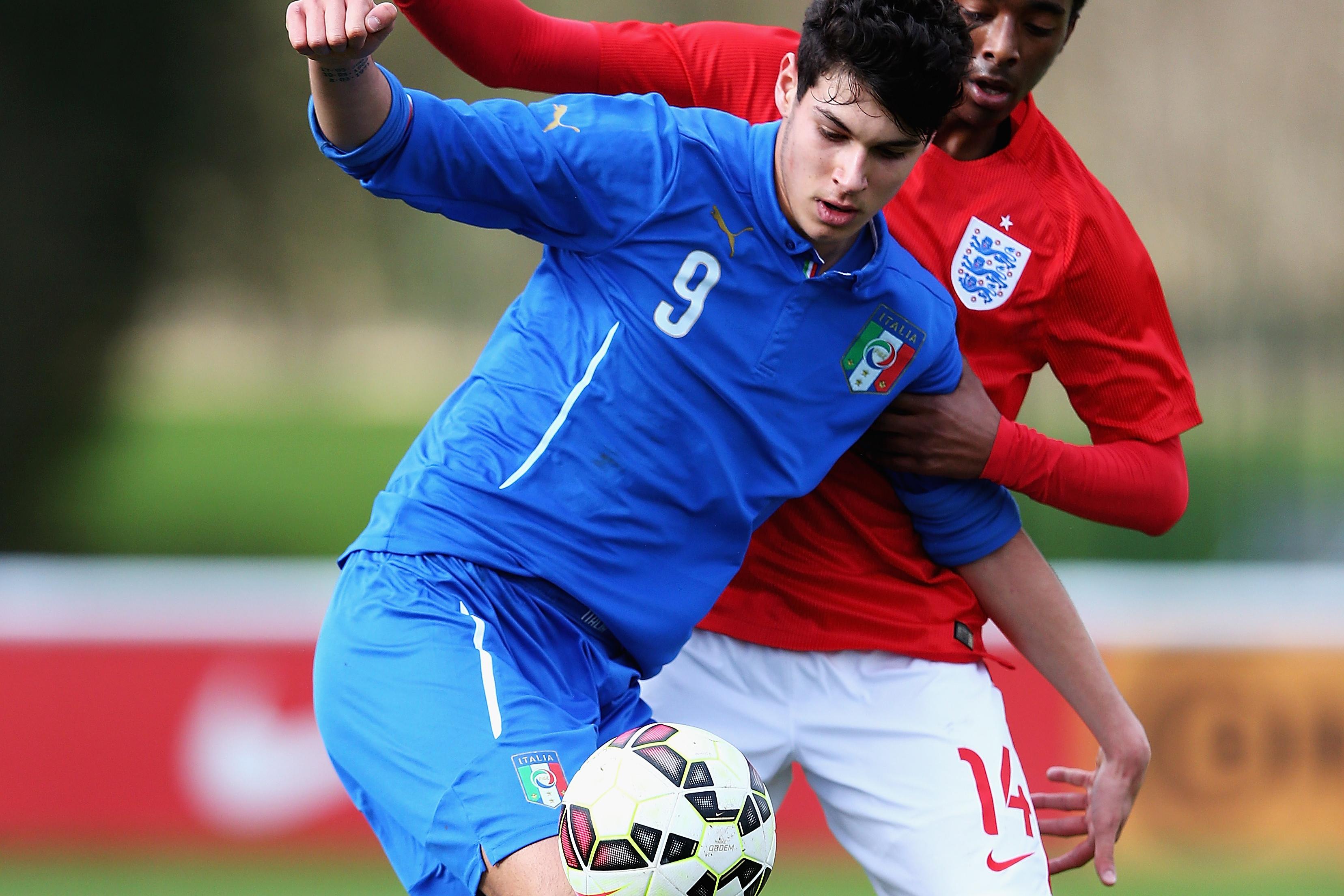 BURTON-UPON-TRENT, ENGLAND - FEBRUARY 21:  Pietro Pellegri of Italy and Tashan Oakley Booth of England challeneg for the ball during the U16s International Friendly match between England U16 and Italy U16 at St Georges Park on February 21, 2016 in Burton-upon-Trent, England.  (Photo by Matthew Lewis/Getty Images)